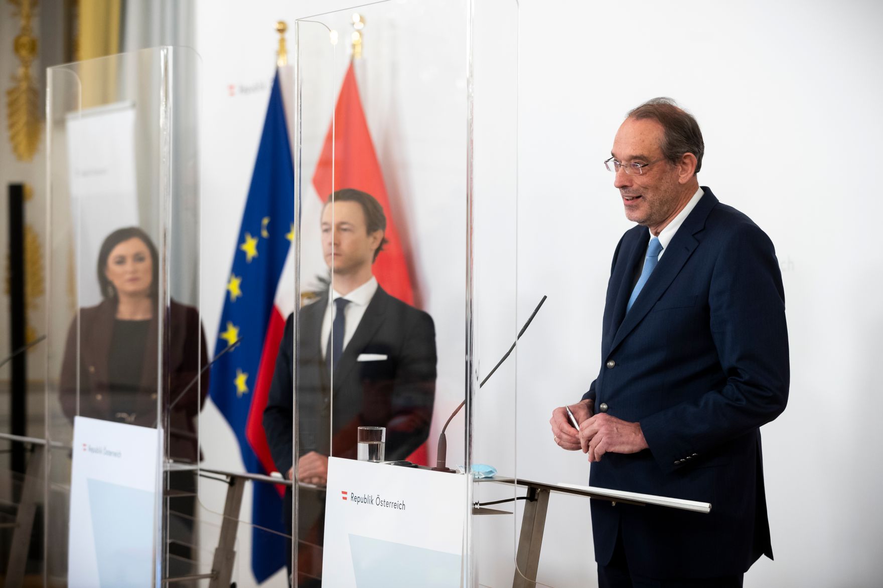 Am 19. Dezember 2020 fand ein Pressestatement zu den Ma&szlig;nahmen gegen die Krise im Bundeskanzleramt statt. Im Bild (v.l.n.r.) Bundesministerin Elisabeth K&ouml;stinger, Bundesminister Gernot Bl&uuml;mel und Bundesminister Heinz Fa&szlig;mann.