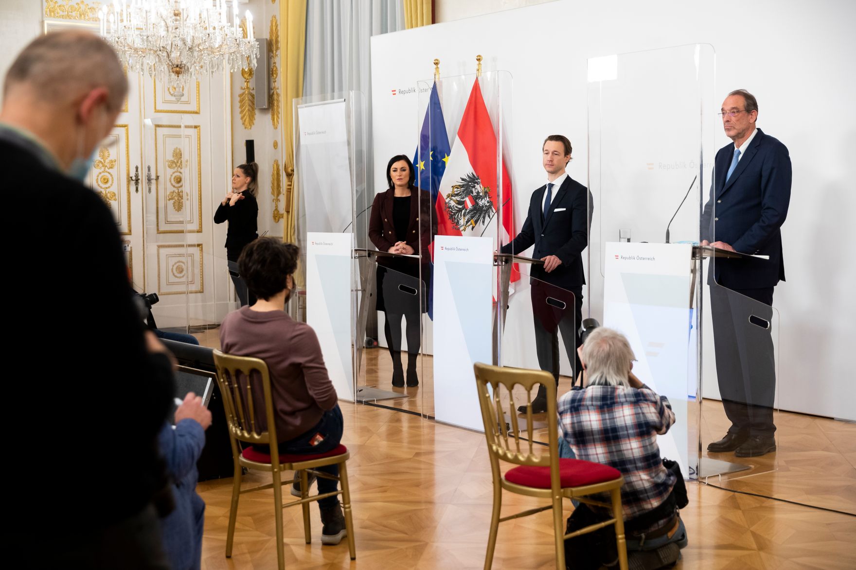 Am 19. Dezember 2020 fand ein Pressestatement zu den Ma&szlig;nahmen gegen die Krise im Bundeskanzleramt statt. Im Bild (v.l.n.r.) Bundesministerin Elisabeth K&ouml;stinger, Bundesminister Gernot Bl&uuml;mel und Bundesminister Heinz Fa&szlig;mann.