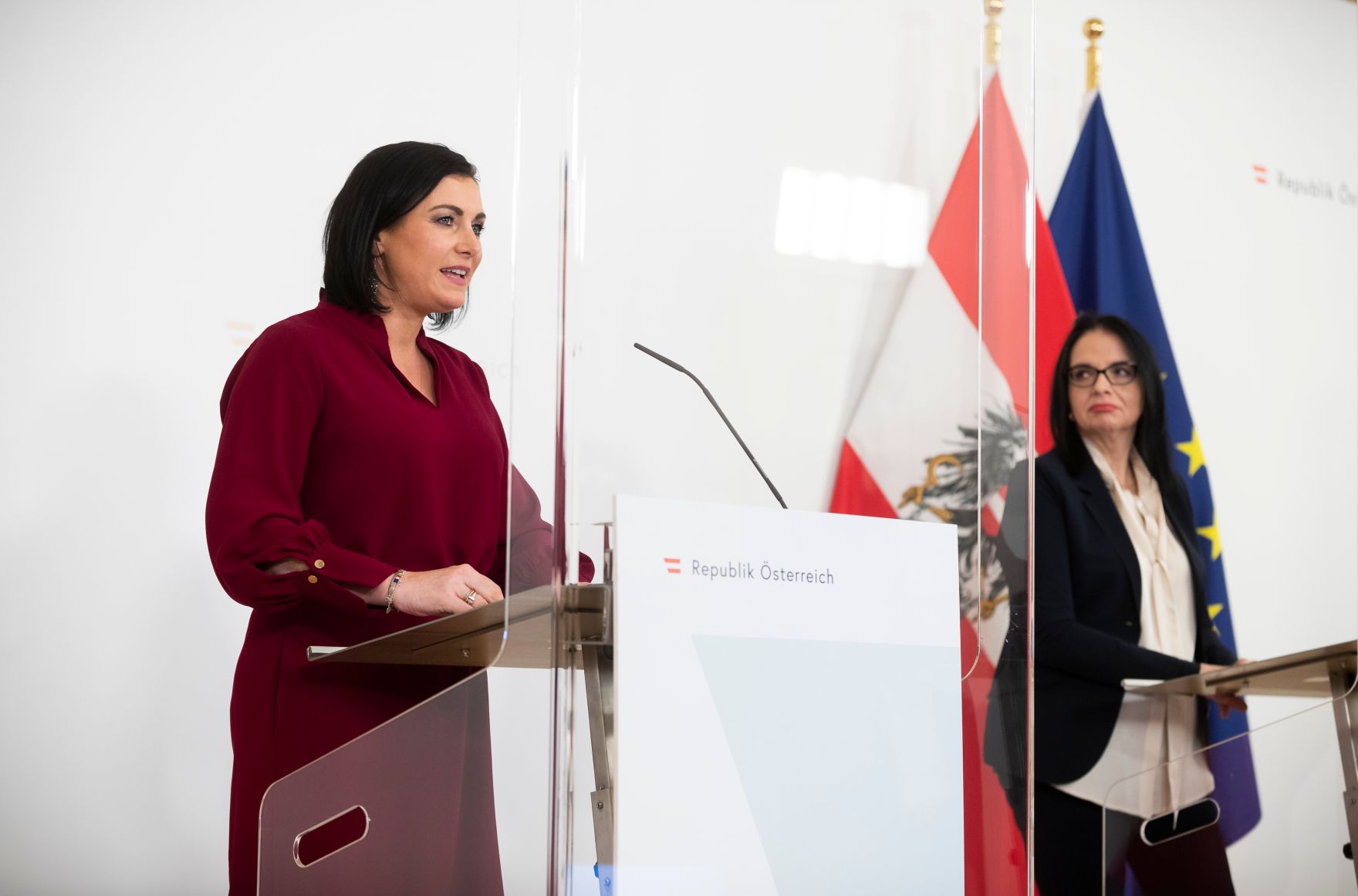 Im Bild Bundesministerin Elisabeth K&ouml;stinger (l.) und Staatssekret&auml;rin Andrea Mayer beim Pressefoyer nach dem Ministerrat am 23. Dezember 2020.