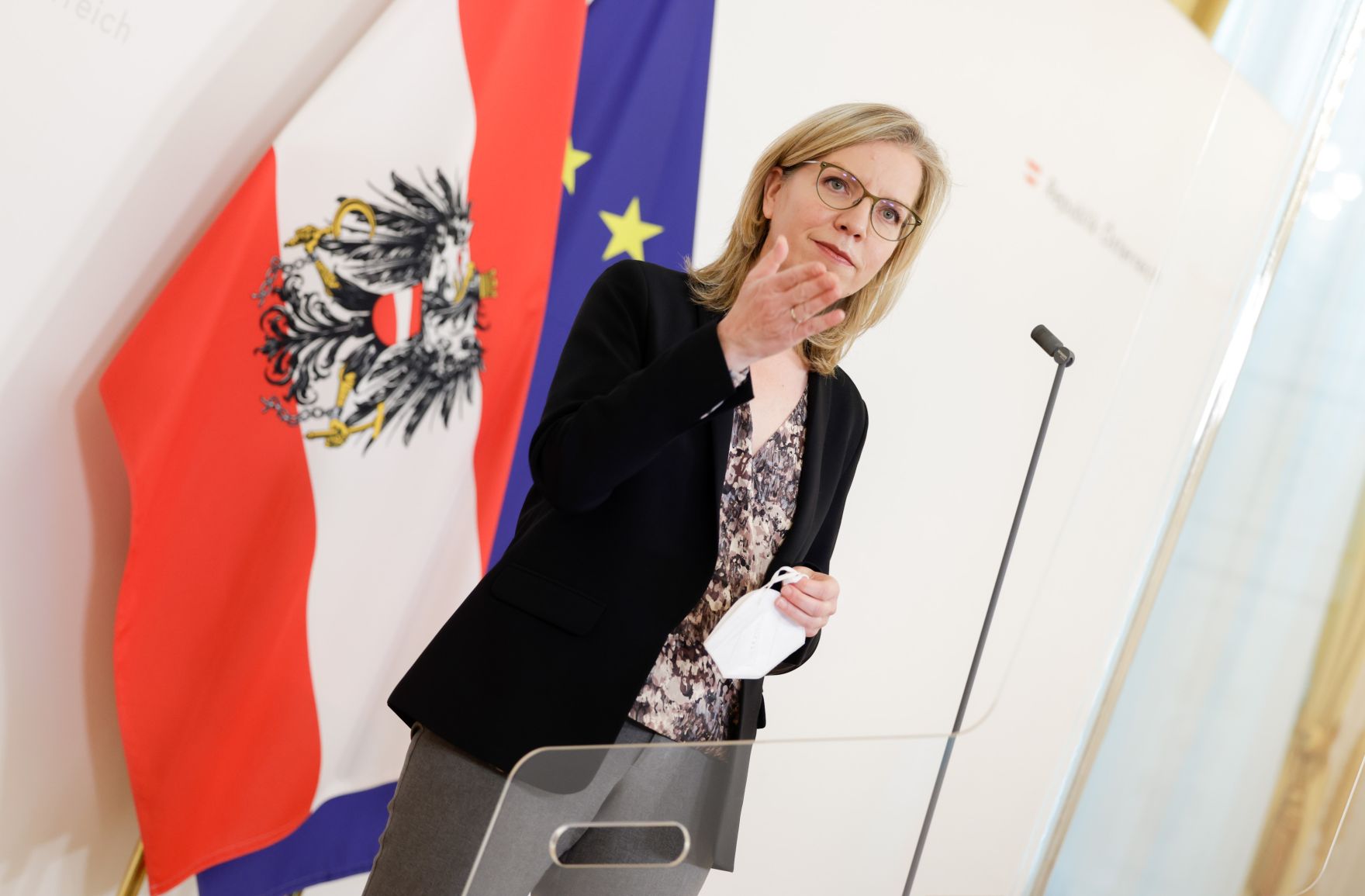 Im Bild Bundesministerin Leonore Gewessler beim Doorstep vor dem Ministerrat am 26. Mai 2021.