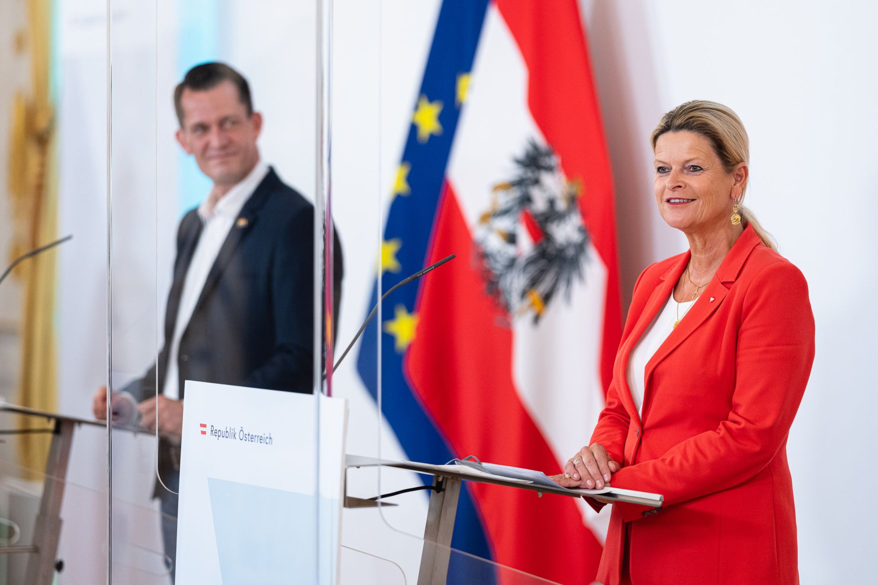 Im Bild Bundesministerin Klaudia Tanner (r.) und Bundesminister Wolfgang M&uuml;ckstein (l.) nach dem Ministerrat am 2. Juni 2021.