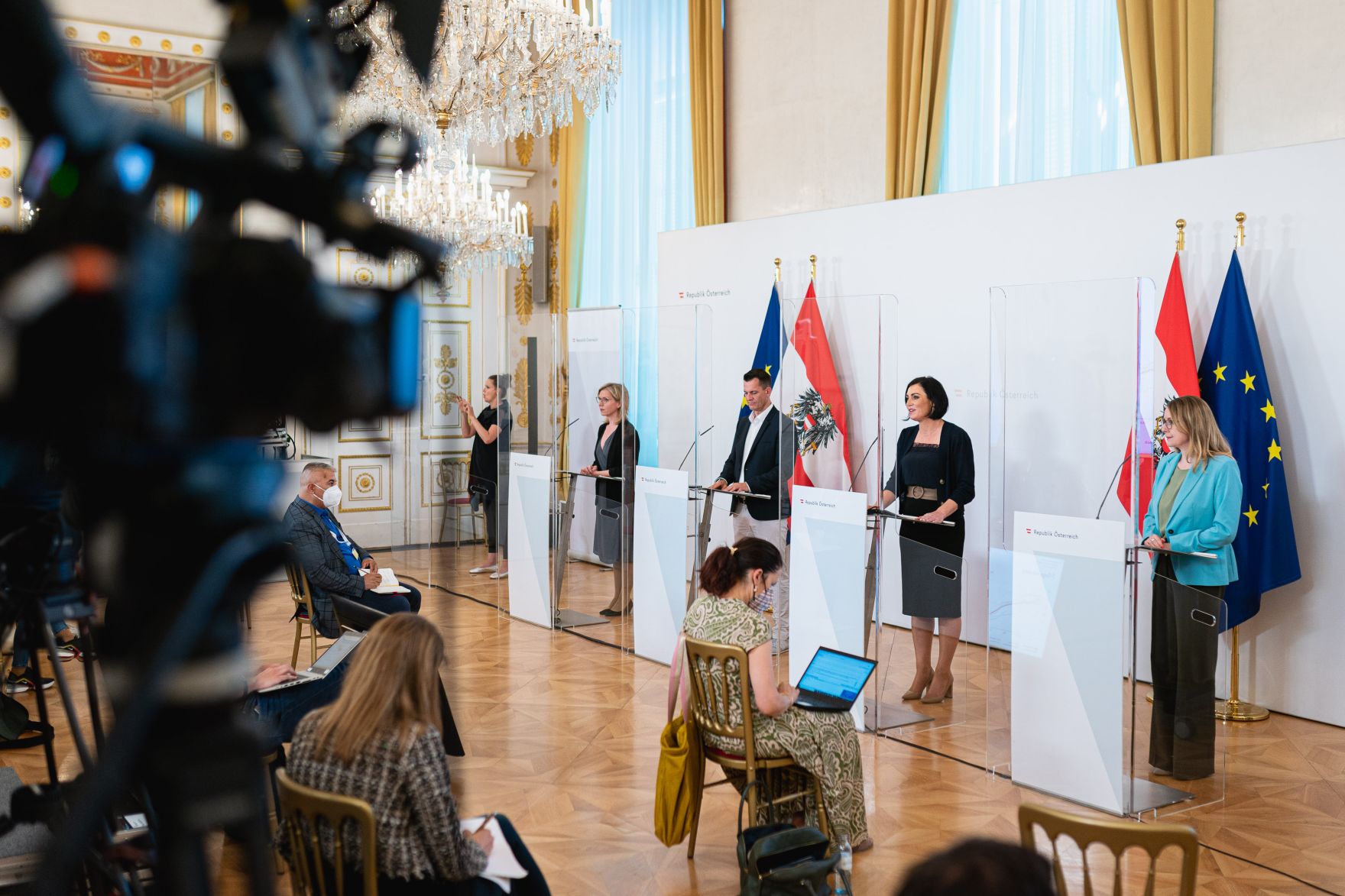 Im Bild (v.r.n.l.) Bundesministerin Margarete Schramb&ouml;ck, Bundesministerin Elisabeth K&ouml;stinger, Bundesminister Wolfgang M&uuml;ckstein und Bundesministerin Leonore Gewessler nach dem Ministerrat am 9. Juni 2021.