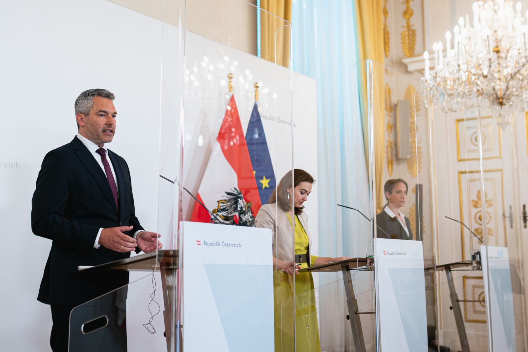 Am 9. Juni 2021 fand im Bundeskanzleramt eine Pressekonferenz zur internationalen Operation &quot;Trojan Shield&quot; und zu den Ergebnisse zur Operation &quot;Archilles&quot; statt. Im Bild (v.l.n.r.) Bundesminister Karl Nehammer, Bundesministerin Alma Zadic.und die Sprecherin der Staatsanwaltschaft Wien Nina Bussek.