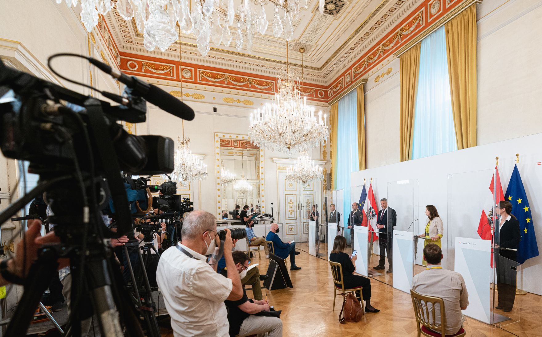 Am 9. Juni 2021 fand im Bundeskanzleramt eine Pressekonferenz zur internationalen Operation &quot;Trojan Shield&quot; und zu den Ergebnisse zur Operation &quot;Archilles&quot; statt. Im Bild (v.l.n.r.) FBI Legal Attach&eacute; Theodore Callimanis, der Generaldirektor f&uuml;r die &ouml;ffentliche Sicherheit Franz Ruf, Bundesminister Karl Nehammer, Bundesministerin Alma Zadic und die Sprecherin der Staatsanwaltschaft Wien Nina Bussek.