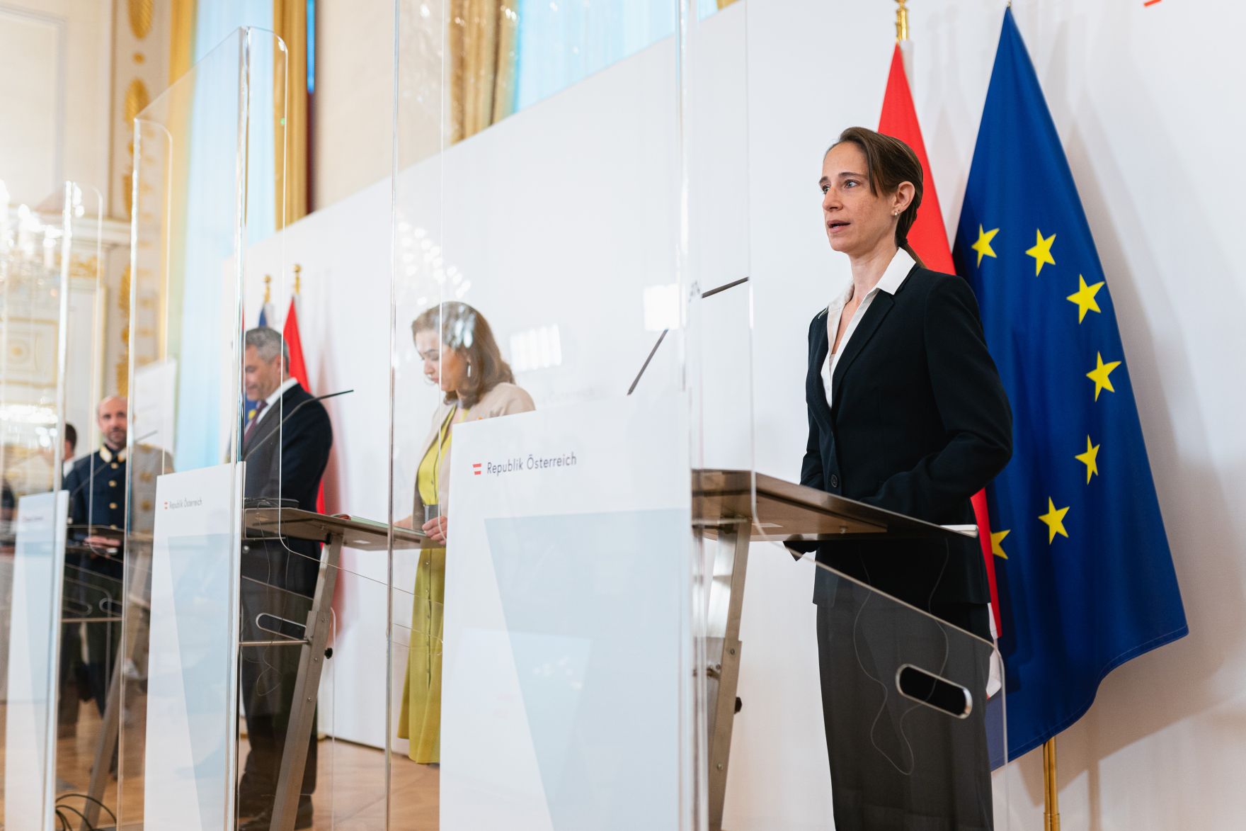 Am 9. Juni 2021 fand im Bundeskanzleramt eine Pressekonferenz zur internationalen Operation &quot;Trojan Shield&quot; und zu den Ergebnisse zur Operation &quot;Archilles&quot; statt. Im Bild (v.r.n.l.) die Sprecherin der Staatsanwaltschaft Wien Nina Bussek, Bundesministerin Alma Zadic, Bundesminister Karl Nehammer und der Generaldirektor f&uuml;r die &ouml;ffentliche Sicherheit Franz Ruf.