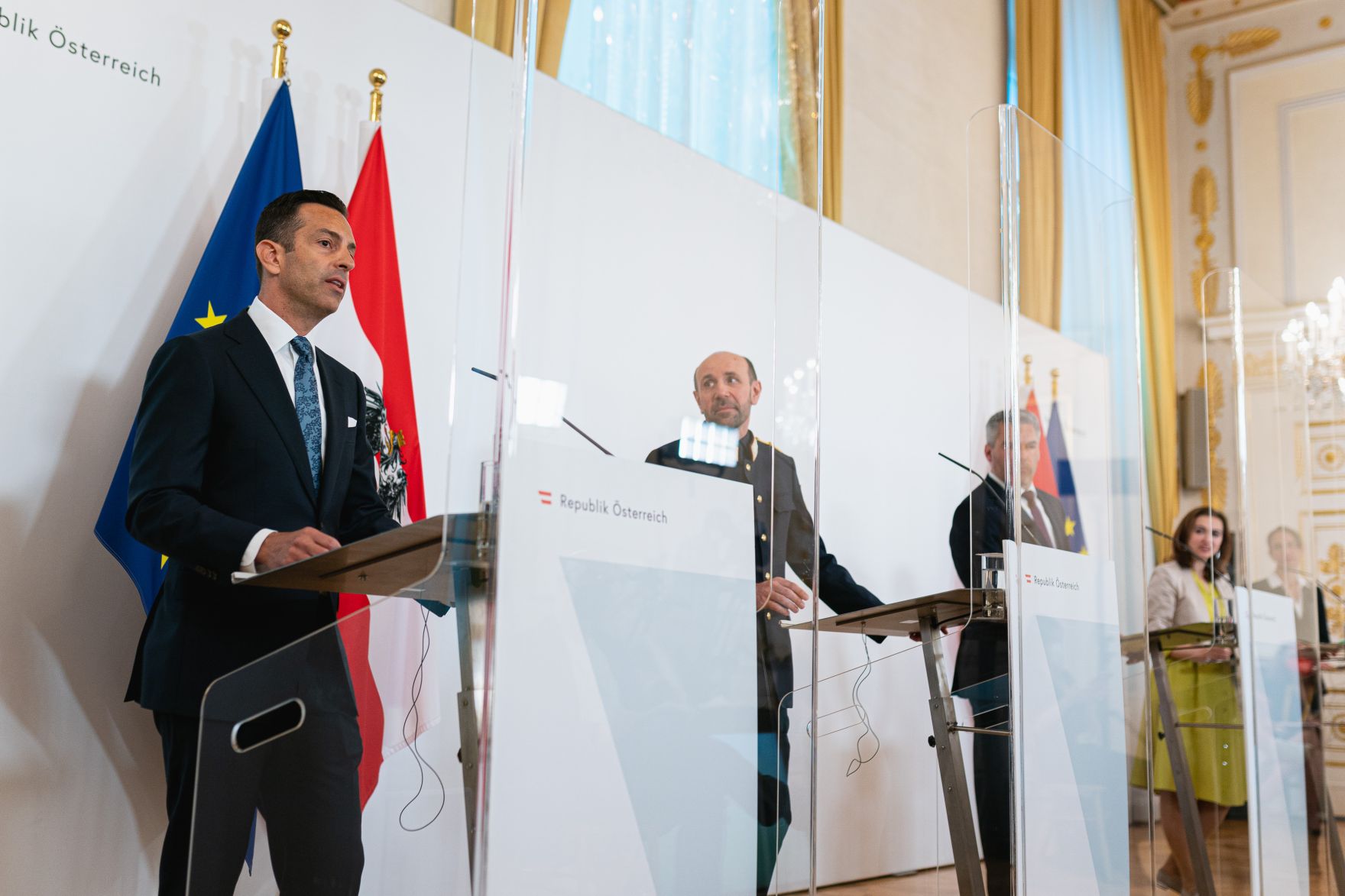 Am 9. Juni 2021 fand im Bundeskanzleramt eine Pressekonferenz zur internationalen Operation &quot;Trojan Shield&quot; und zu den Ergebnisse zur Operation &quot;Archilles&quot; statt. Im Bild (v.l.n.r.) FBI Legal Attach&eacute; Theodore Callimanis, der Generaldirektor f&uuml;r die &ouml;ffentliche Sicherheit Franz Ruf, Bundesminister Karl Nehammer und Bundesministerin Alma Zadic.