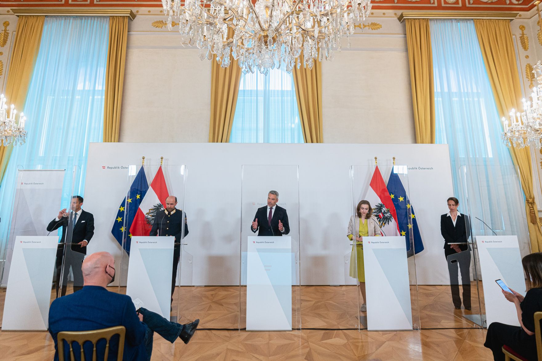 Am 9. Juni 2021 fand im Bundeskanzleramt eine Pressekonferenz zur internationalen Operation &quot;Trojan Shield&quot; und zu den Ergebnisse zur Operation &quot;Archilles&quot; statt. Im Bild (v.l.n.r.) FBI Legal Attach&eacute; Theodore Callimanis, der Generaldirektor f&uuml;r die &ouml;ffentliche Sicherheit Franz Ruf, Bundesminister Karl Nehammer, Bundesministerin Alma Zadic und die Sprecherin der Staatsanwaltschaft Wien Nina Bussek.