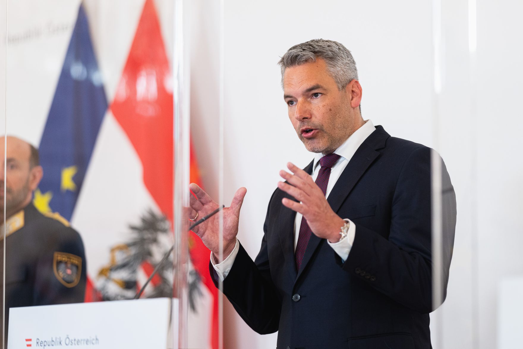 Am 9. Juni 2021 fand im Bundeskanzleramt eine Pressekonferenz zur internationalen Operation &quot;Trojan Shield&quot; und zu den Ergebnisse zur Operation &quot;Archilles&quot; statt. Im Bild Bundesminister Karl Nehammer.