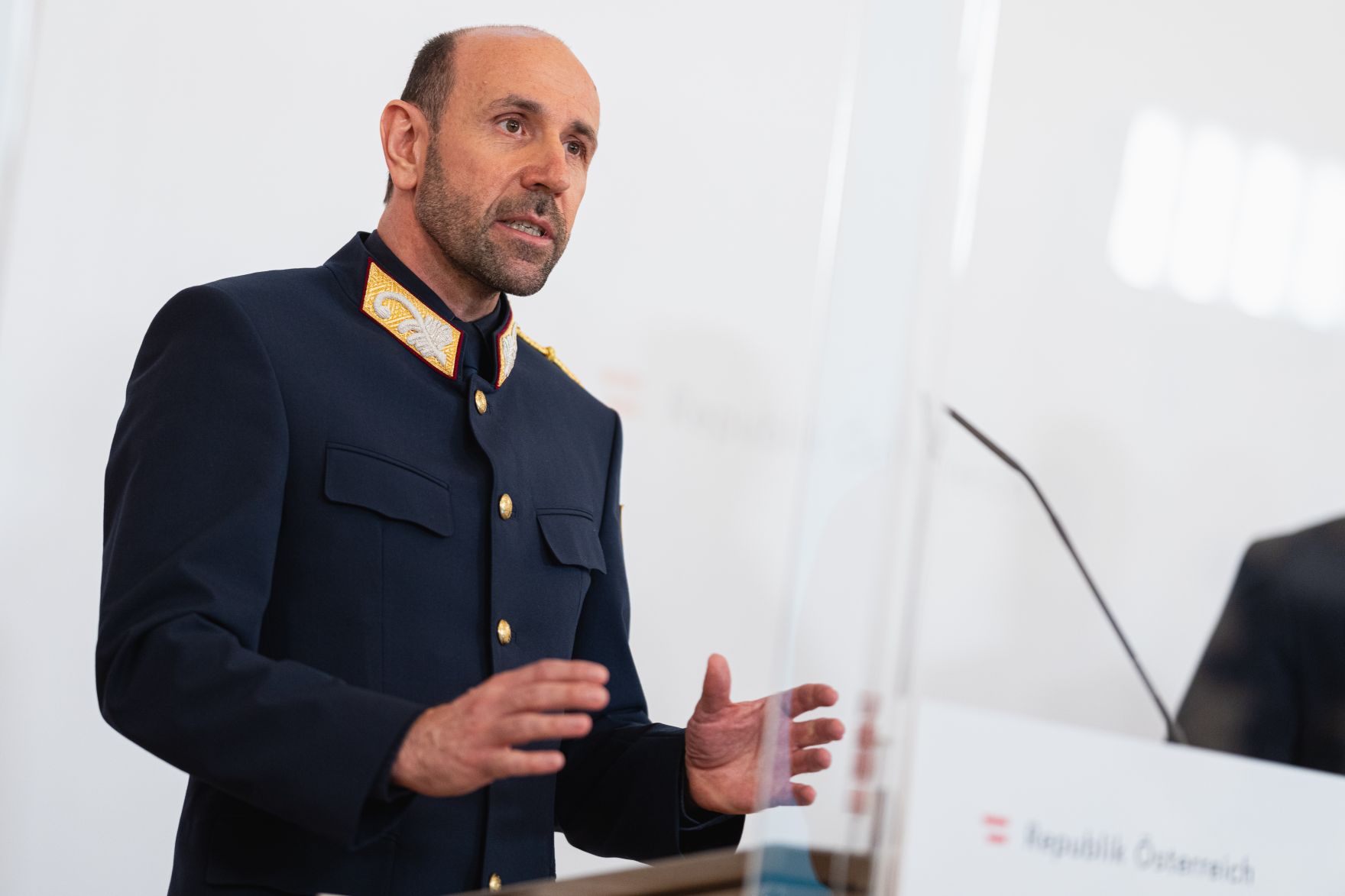 Am 9. Juni 2021 fand im Bundeskanzleramt eine Pressekonferenz zur internationalen Operation &quot;Trojan Shield&quot; und zu den Ergebnisse zur Operation &quot;Archilles&quot; statt. Im Bild der Generaldirektor f&uuml;r die &ouml;ffentliche Sicherheit Franz Ruf.