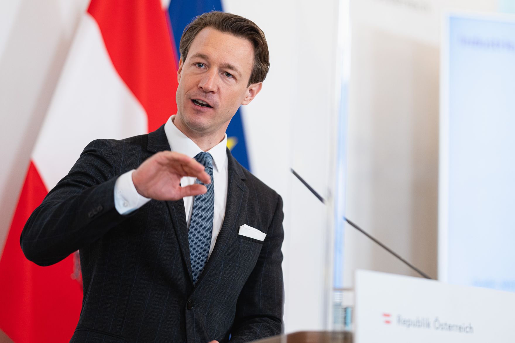 Am 15. Juni 2021 fand eine Pressekonferenz zum Thema &bdquo;Aktuelles zu Corona-Wirtschaftshilfen&ldquo; im Bundeskanzleramt statt. Im Bild Bundesminister Gernot Bl&uuml;mel.