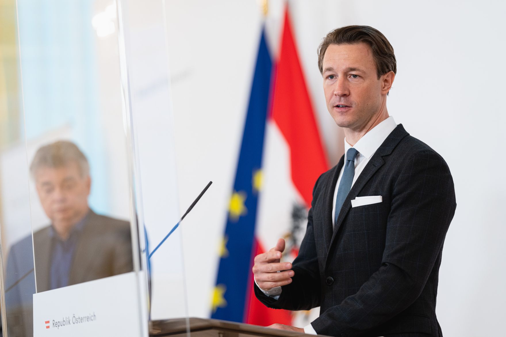 Am 15. Juni 2021 fand eine Pressekonferenz zum Thema &bdquo;Aktuelles zu Corona-Wirtschaftshilfen&ldquo; im Bundeskanzleramt statt. Im Bild Bundesminister Gernot Bl&uuml;mel (r.) und Vizekanzler Werner Kogler (l.).