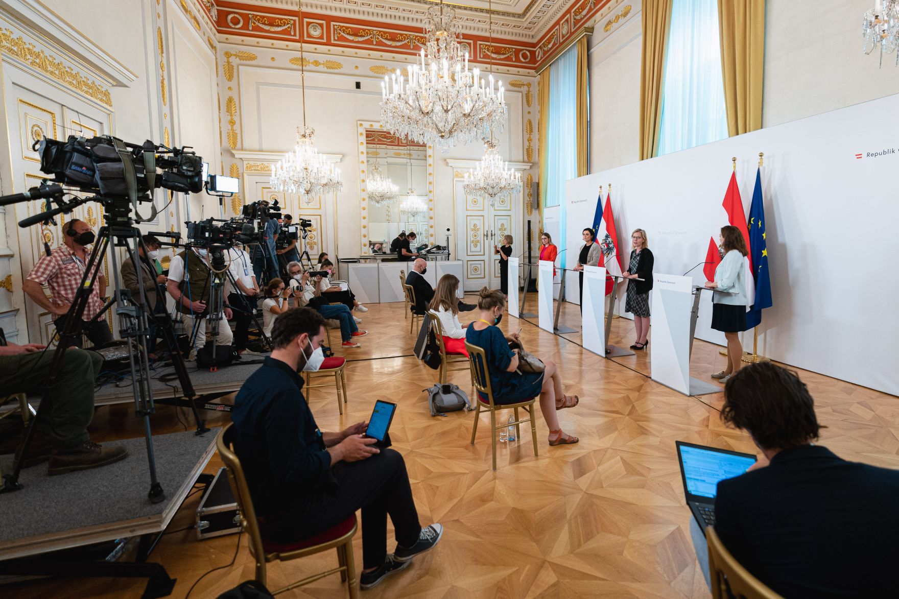 Im Bild (v.r.n.l.) Bundesministerin Alma Zadic, Bundesministerin Leonore Gewessler, Bundesministerin Elisabeth K&ouml;stinger und Bundesministerin Margarete Schramb&ouml;ck nach dem Ministerrat am 23. Juni 2021.