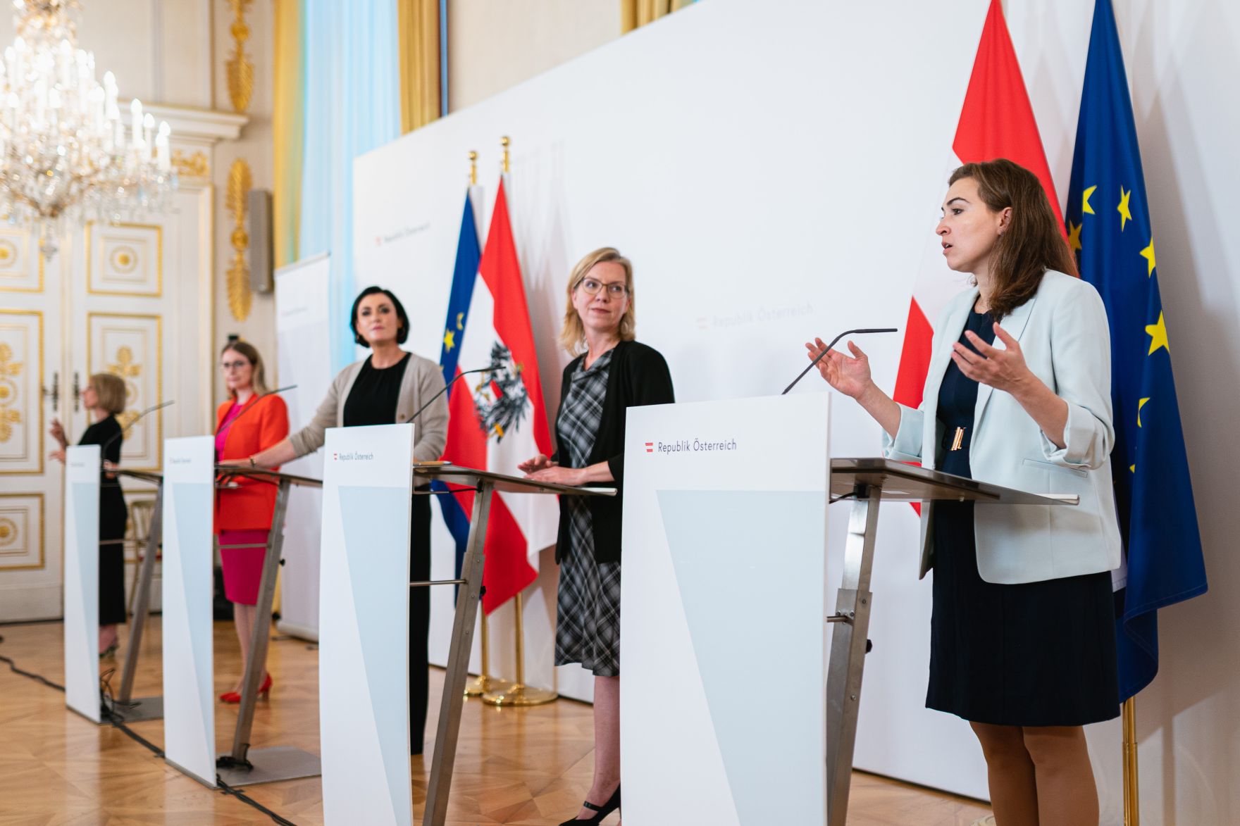 Im Bild (v.r.n.l.) Bundesministerin Alma Zadic, Bundesministerin Leonore Gewessler, Bundesministerin Elisabeth K&ouml;stinger und Bundesministerin Margarete Schramb&ouml;ck nach dem Ministerrat am 23. Juni 2021.