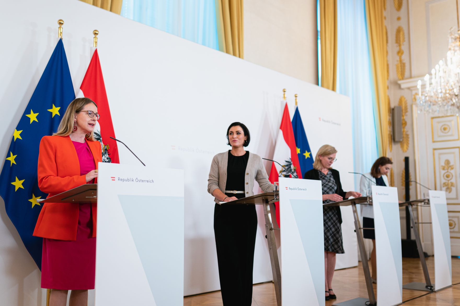 Im Bild (v.l.n.r.) Bundesministerin Margarete Schramb&ouml;ck, Bundesministerin Elisabeth K&ouml;stinger, Bundesministerin Leonore Gewessler und Bundesministerin Alma Zadic nach dem Ministerrat am 23. Juni 2021.