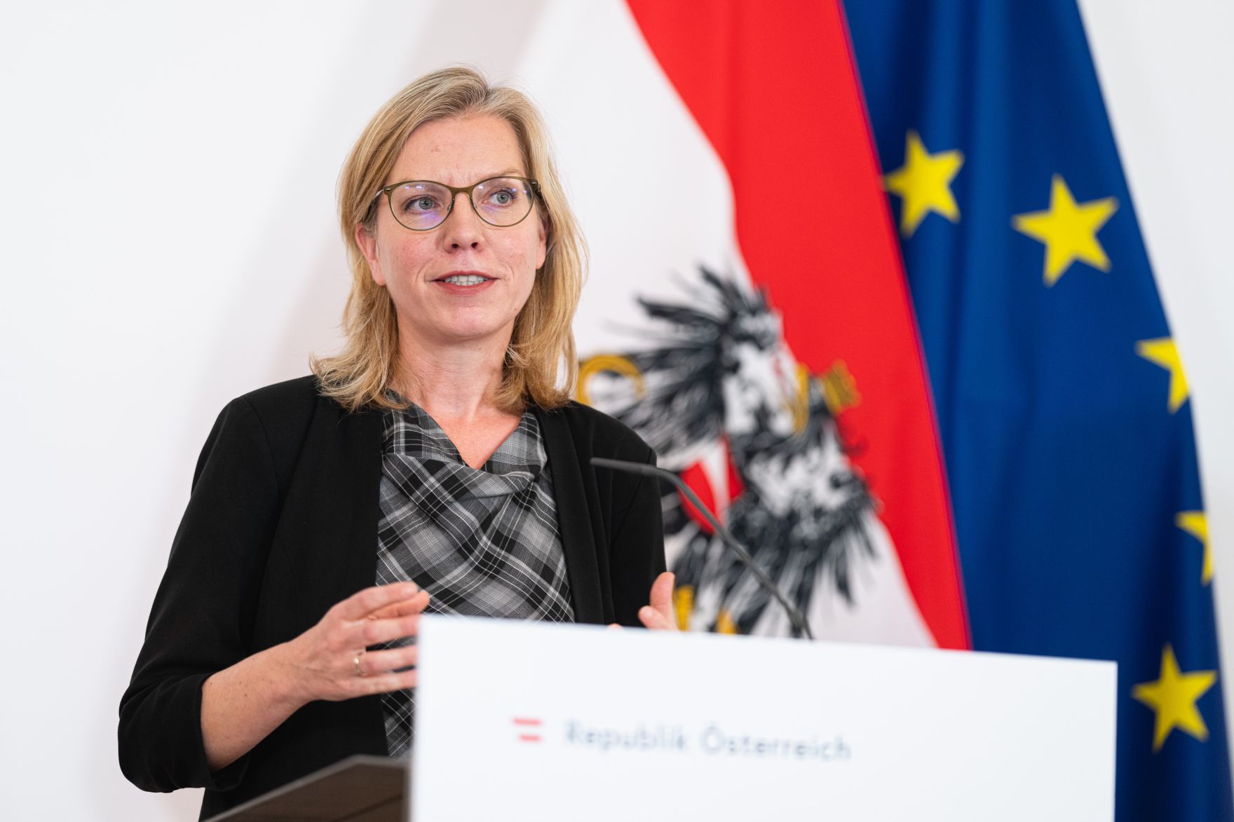 Im Bild Bundesministerin Leonore Gewessler nach dem Ministerrat am 23. Juni 2021.