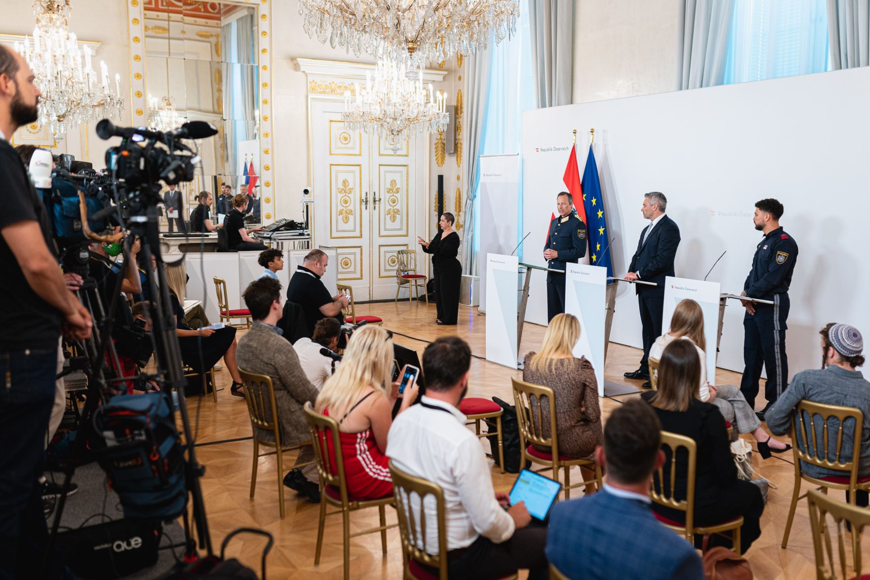 Am 21. Juli 2021 pr&auml;sentierte Innenminister Karl Nehammer (m.), gemeinsam mit General Reinhard Schnakl (l.), stv. Generaldirektor f&uuml;r die &ouml;ffentliche Sicherheit, sowie dem Polizeisch&uuml;ler und Spitzensportler, Karim Mabrouk (r.), den Bericht zur &bdquo;Vorurteilskriminalit&auml;t in &Ouml;sterreich&ldquo;.