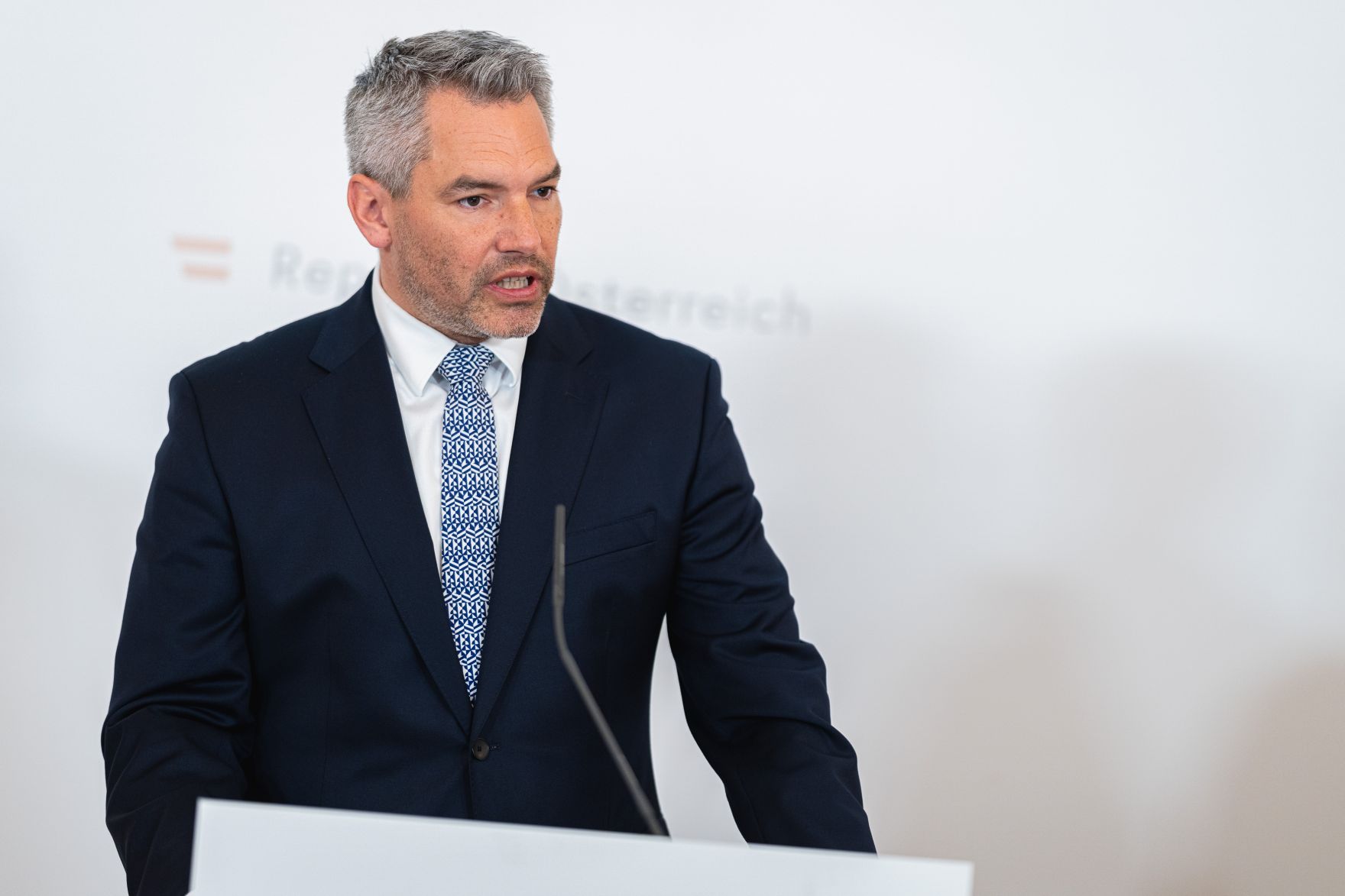 Am 21. Juli 2021 pr&auml;sentierte Innenminister Karl Nehammer (im Bild), gemeinsam mit General Reinhard Schnakl, stv. Generaldirektor f&uuml;r die &ouml;ffentliche Sicherheit, sowie dem Polizeisch&uuml;ler und Spitzensportler, Karim Mabrouk, den Bericht zur &bdquo;Vorurteilskriminalit&auml;t in &Ouml;sterreich&ldquo;.