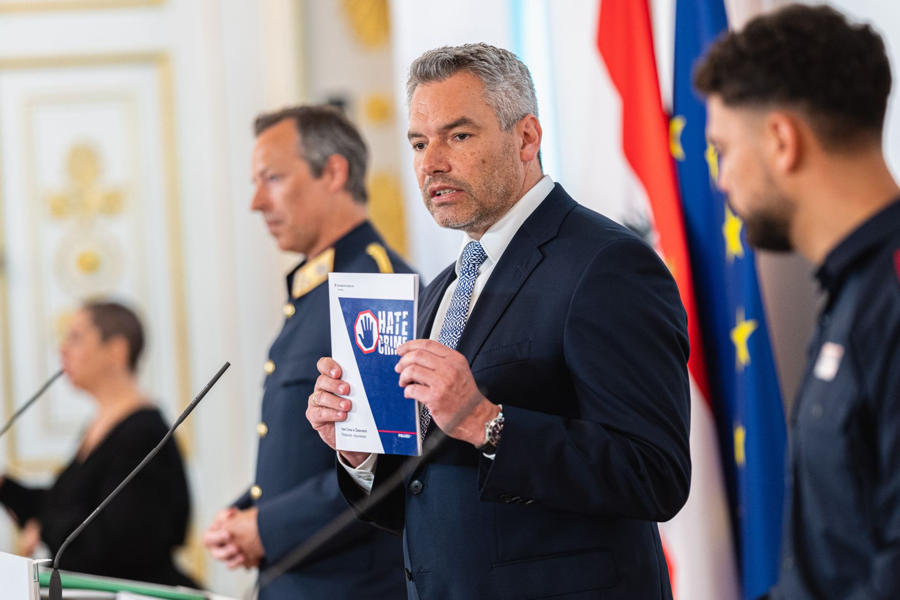 Am 21. Juli 2021 pr&auml;sentierte Innenminister Karl Nehammer (m.), gemeinsam mit General Reinhard Schnakl (l.), stv. Generaldirektor f&uuml;r die &ouml;ffentliche Sicherheit, sowie dem Polizeisch&uuml;ler und Spitzensportler, Karim Mabrouk (r.), den Bericht zur &bdquo;Vorurteilskriminalit&auml;t in &Ouml;sterreich&ldquo;.