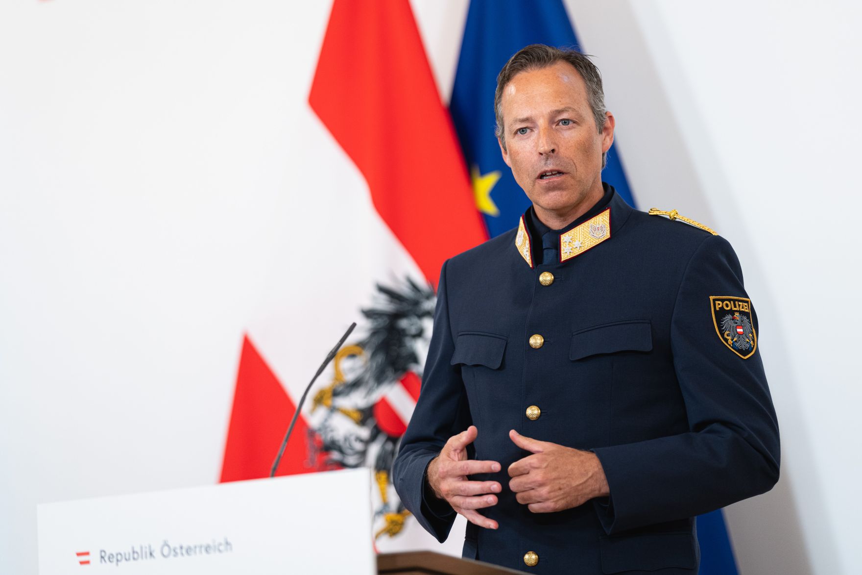 Am 21. Juli 2021 pr&auml;sentierte Innenminister Karl Nehammer, gemeinsam mit General Reinhard Schnakl (im Bild), stv. Generaldirektor f&uuml;r die &ouml;ffentliche Sicherheit, sowie dem Polizeisch&uuml;ler und Spitzensportler, Karim Mabrouk, den Bericht zur &bdquo;Vorurteilskriminalit&auml;t in &Ouml;sterreich&ldquo;.