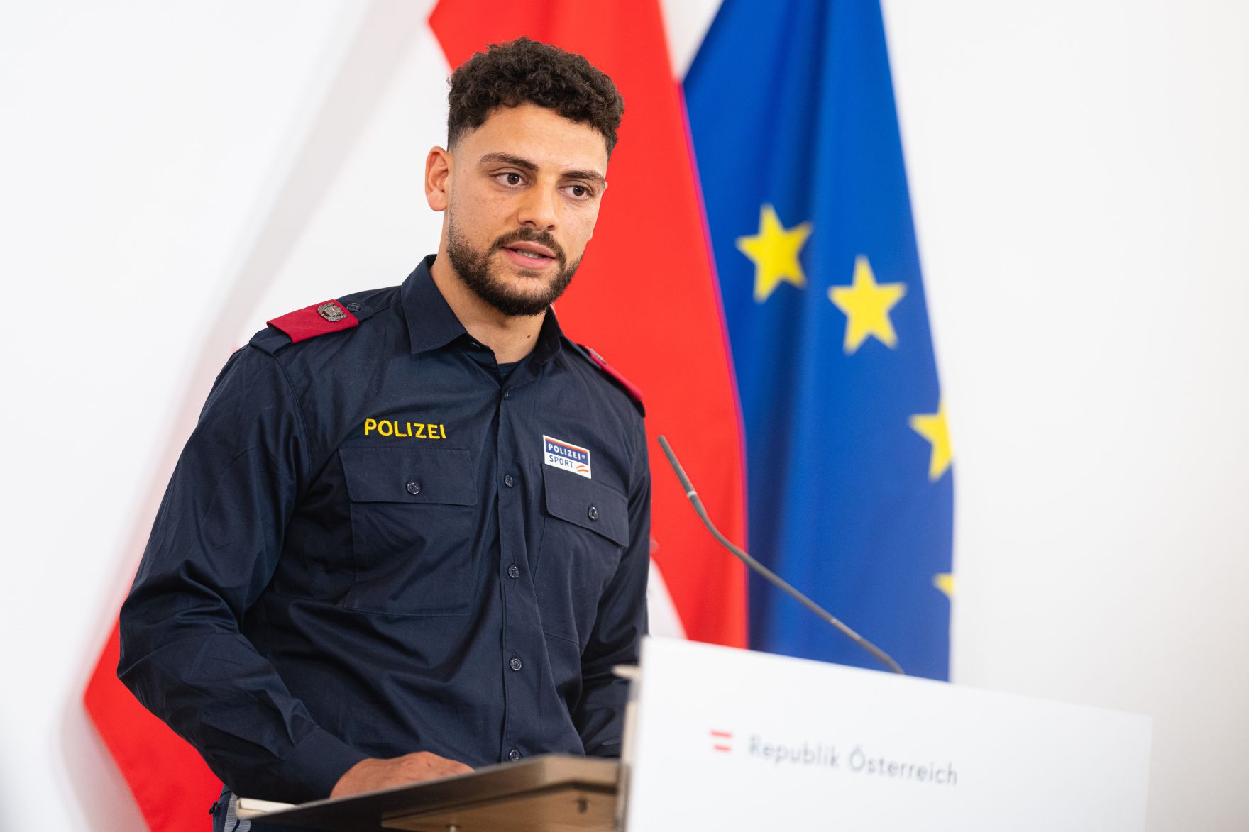 Am 21. Juli 2021 pr&auml;sentierte Innenminister Karl Nehammer, gemeinsam mit General Reinhard Schnakl, stv. Generaldirektor f&uuml;r die &ouml;ffentliche Sicherheit, sowie dem Polizeisch&uuml;ler und Spitzensportler, Karim Mabrouk (im Bild), den Bericht zur &bdquo;Vorurteilskriminalit&auml;t in &Ouml;sterreich&ldquo;.