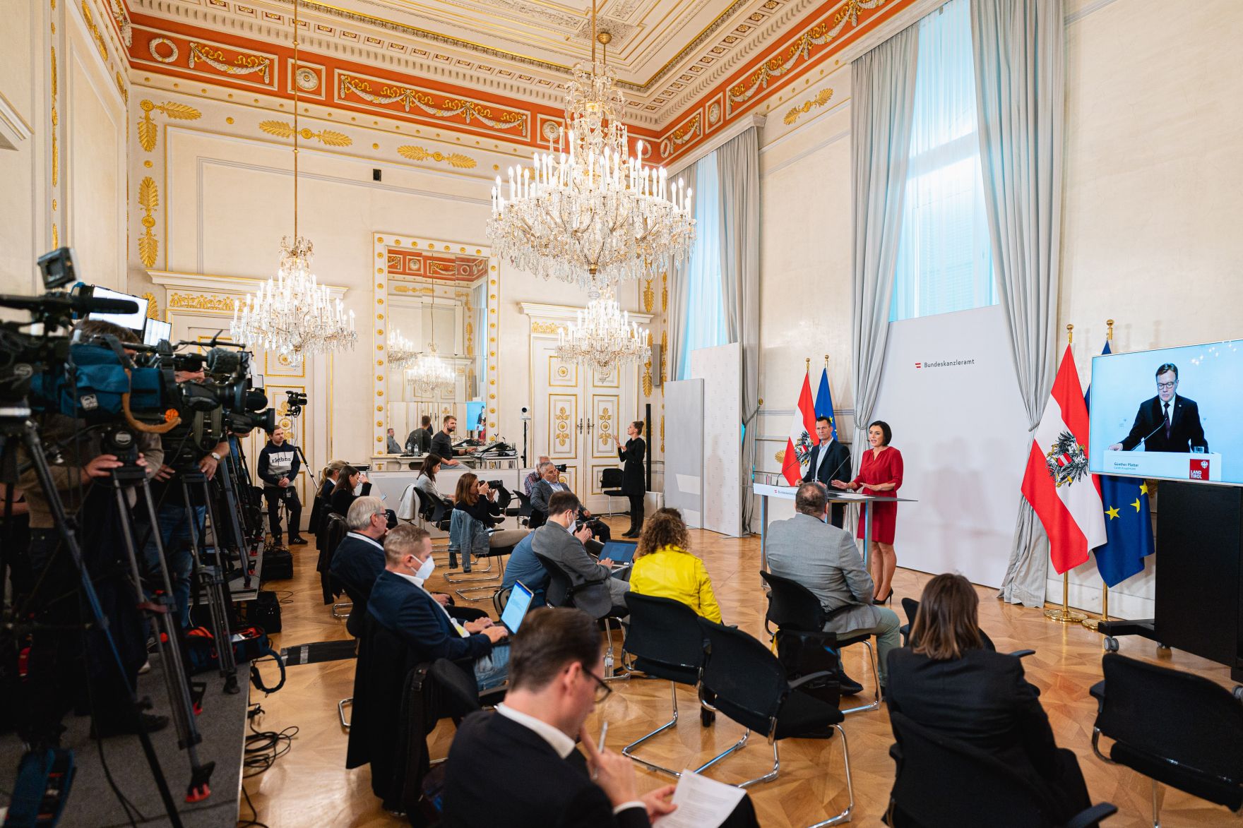 Am 20. September 2021 nahmen Bundesminister Wolfgang M&uuml;ckstein (l.) und Bundesministerin Elisabeth K&ouml;stinger (r.) gemeinsam mit Landeshauptmann G&uuml;nther Platter (zugeschaltet) an einer Pressekonferenz zu Regelungen im Wintertourismus teil.