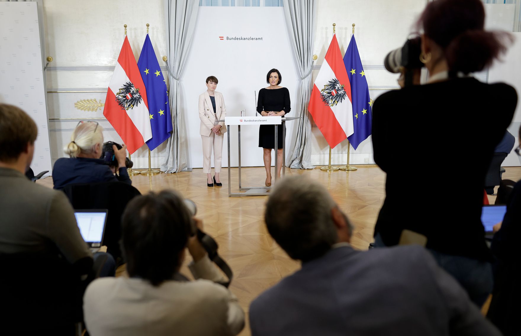 Bundesministerin Elisabeth K&ouml;stinger (r.) und Klubobfrau Sigrid Maurer (l.) nach dem Ministerrat am 22. September 2021.