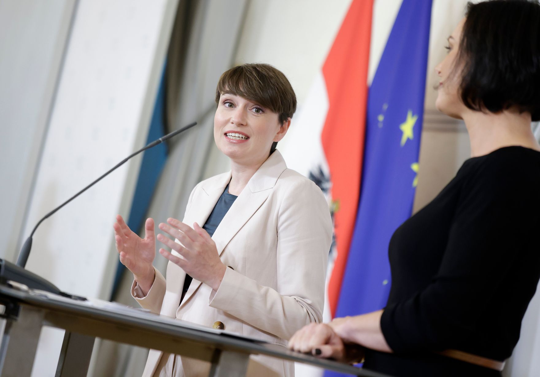 Bundesministerin Elisabeth K&ouml;stinger (r.) und Klubobfrau Sigrid Maurer (l.) nach dem Ministerrat am 22. September 2021.