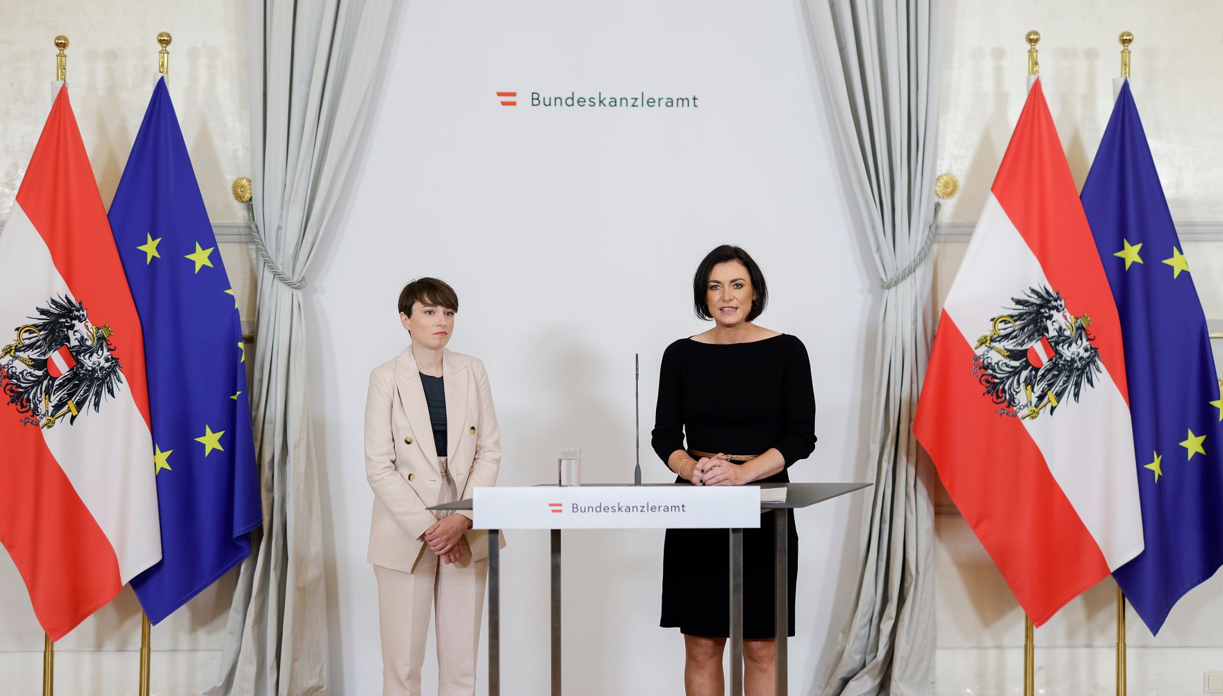 Bundesministerin Elisabeth K&ouml;stinger (r.) und Klubobfrau Sigrid Maurer (l.) nach dem Ministerrat am 22. September 2021.