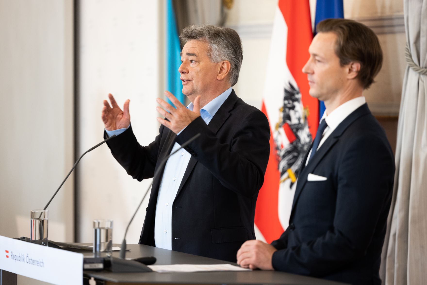 Im Bild Vizekanzler Werner Kogler (l.) und Bundesminister Gernot Bl&uuml;mel (r.) nach dem Ministerrat am 6. Oktober 2021.