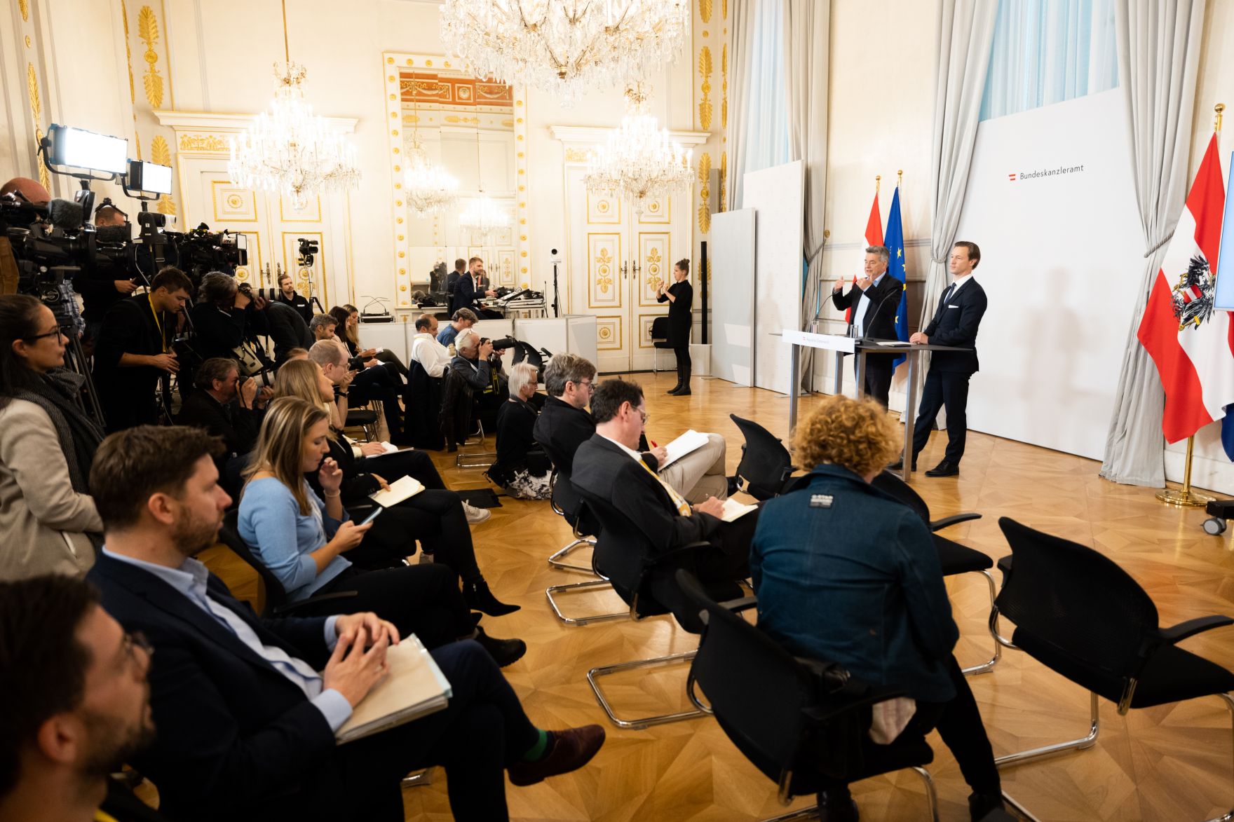 Im Bild Vizekanzler Werner Kogler (l.) und Bundesminister Gernot Bl&uuml;mel (r.) nach dem Ministerrat am 6. Oktober 2021.
