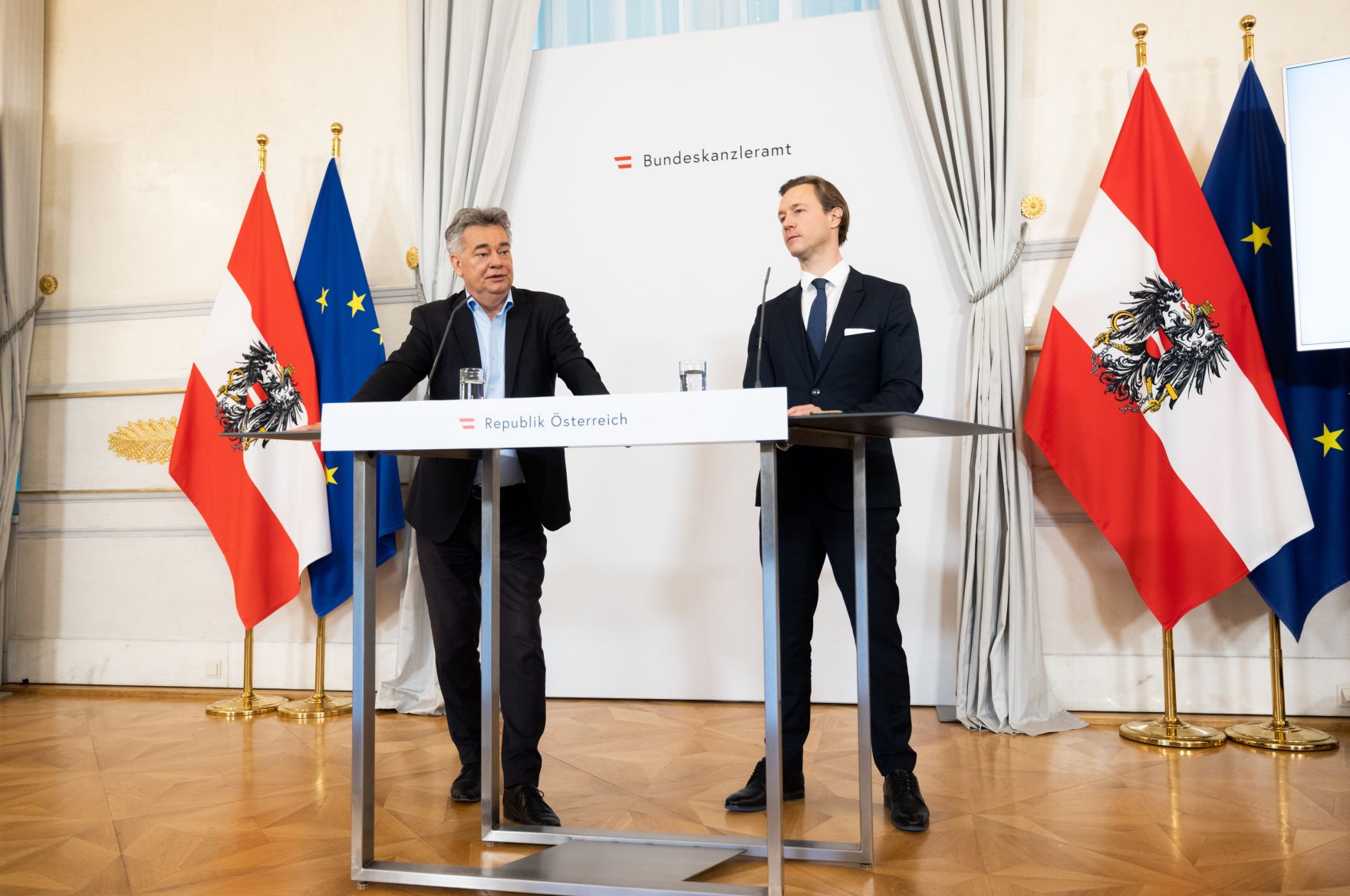 Im Bild Vizekanzler Werner Kogler (l.) und Bundesminister Gernot Bl&uuml;mel (r.) nach dem Ministerrat am 6. Oktober 2021.