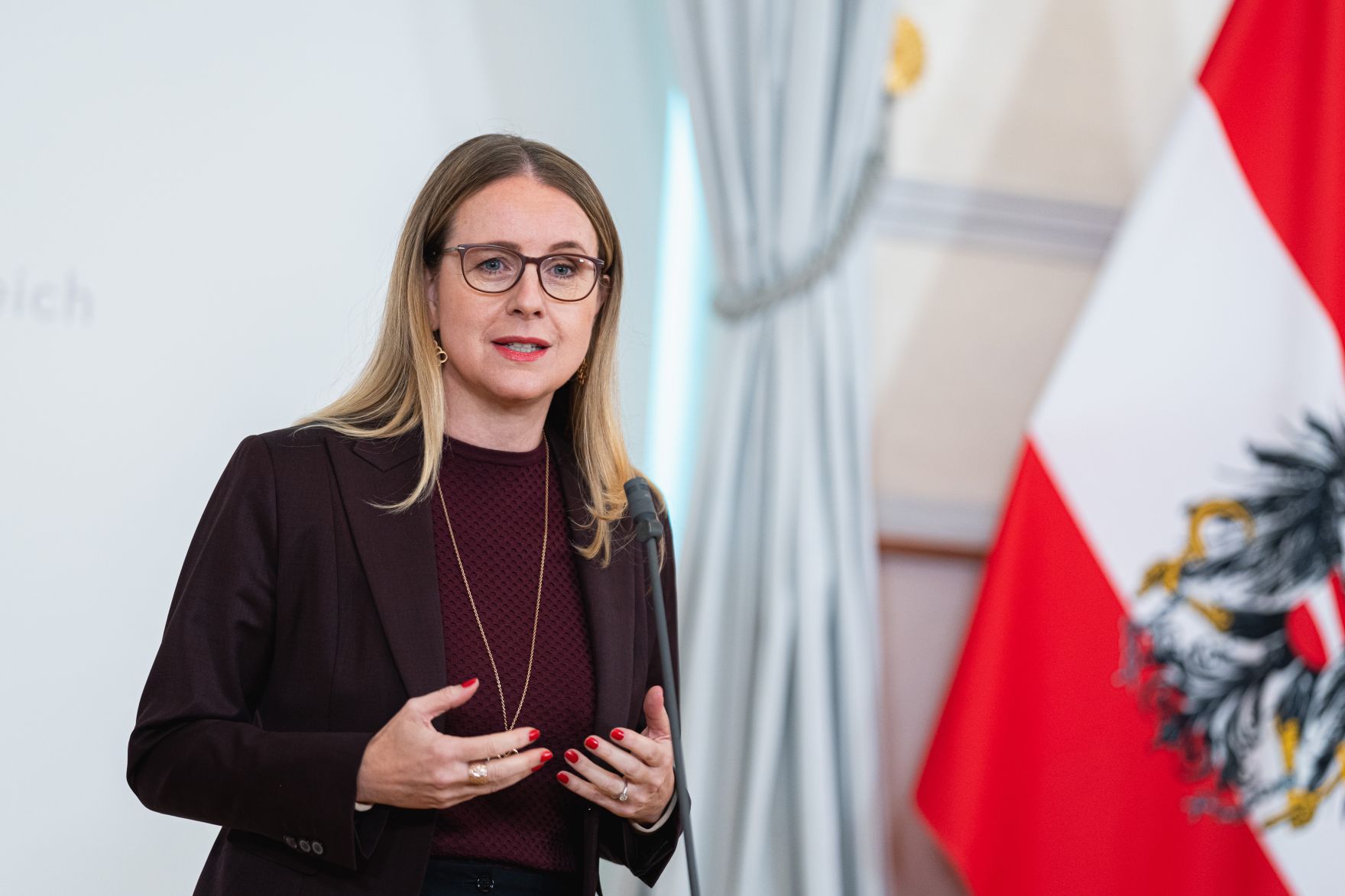 Im Bild Bundesministerin Bundesministerin Margarete Schramb&ouml;ck beim Doorstep vor dem Ministerrat am 20. Oktober.
