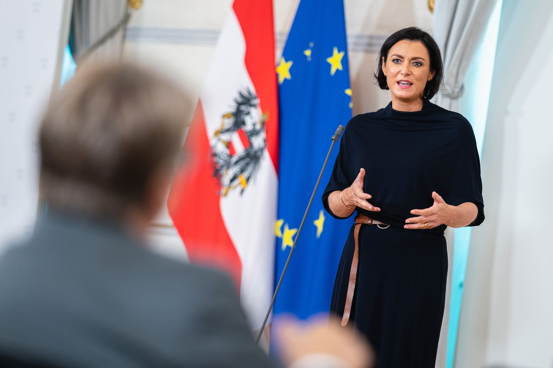 Im Bild Bundesministerin Elisabeth K&ouml;stinger beim Doorstep vor dem Ministerrat am 20. Oktober.