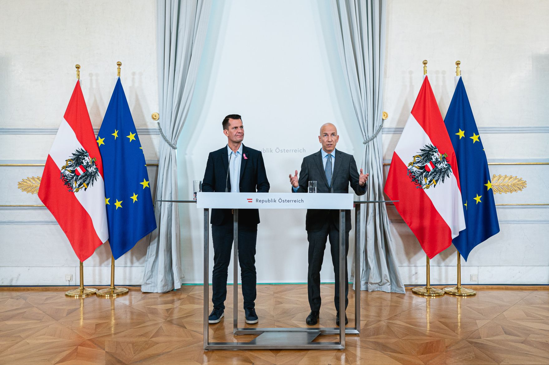 Am 20. Oktober 2021 nahmen Bundesminister Martin Kocher (r.) und Bundesminister Wolfgang M&uuml;ckstein (l.) am Pressefoyer nach dem Ministerrat teil.
