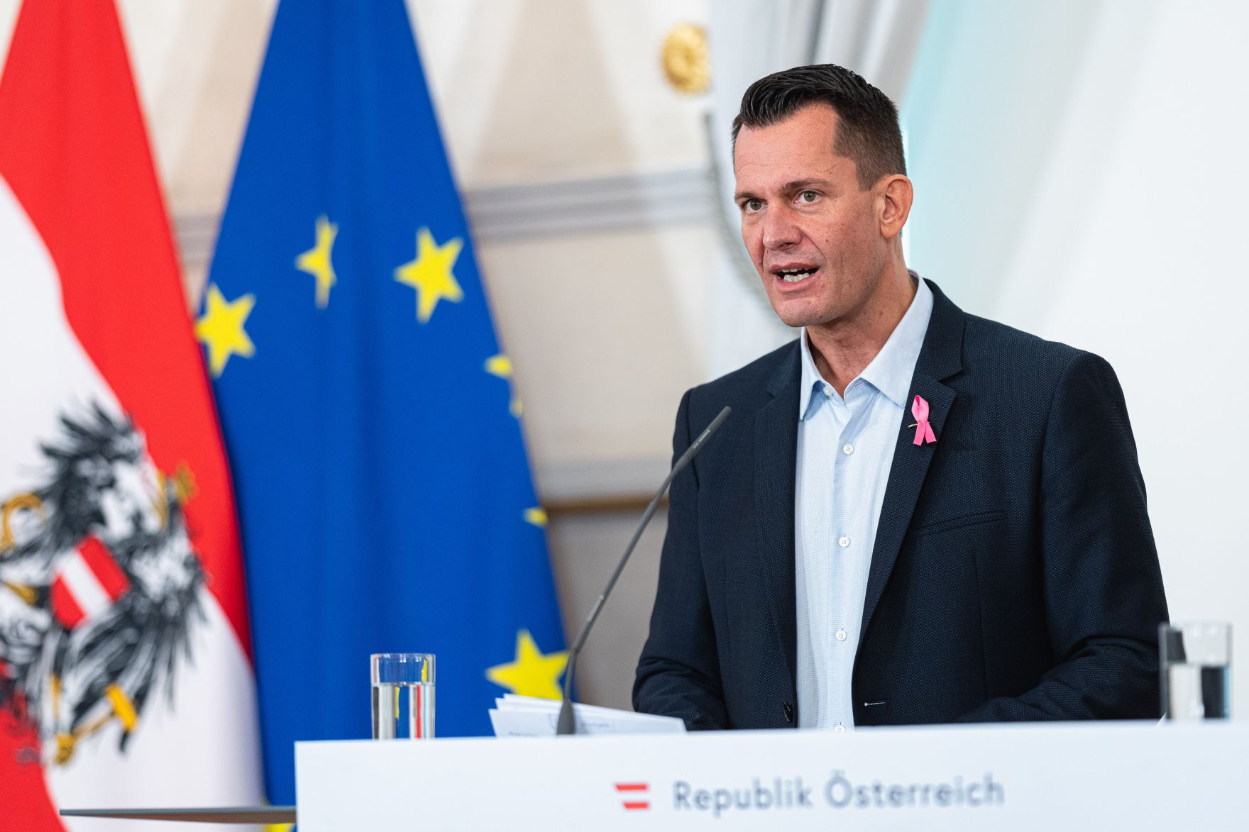 Am 20. Oktober 2021 nahmen Bundesminister Martin Kocher und Bundesminister Wolfgang M&uuml;ckstein (im Bild) am Pressefoyer nach dem Ministerrat teil.