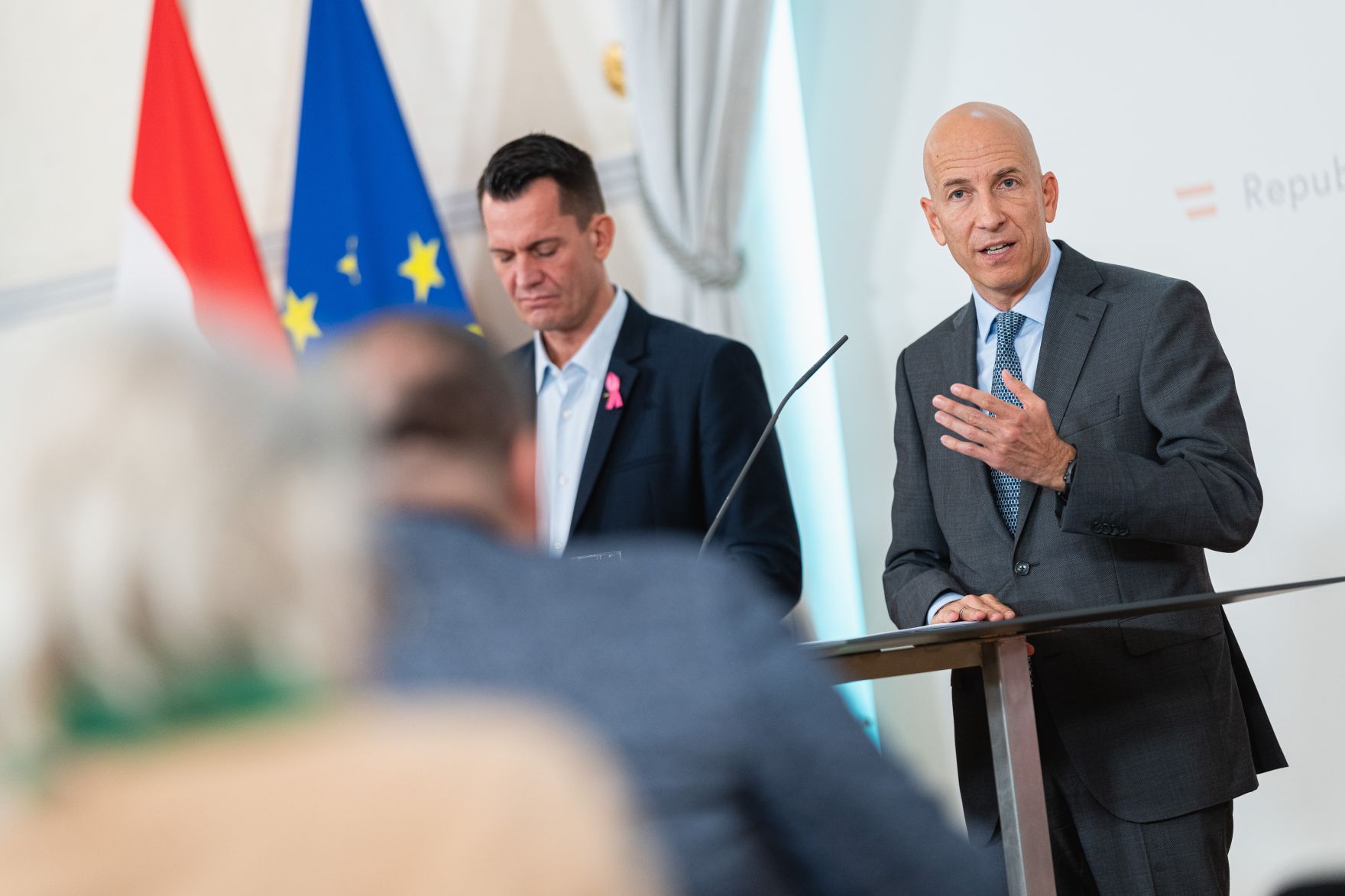 Am 20. Oktober 2021 nahmen Bundesminister Martin Kocher (r.) und Bundesminister Wolfgang M&uuml;ckstein (l.) am Pressefoyer nach dem Ministerrat teil.