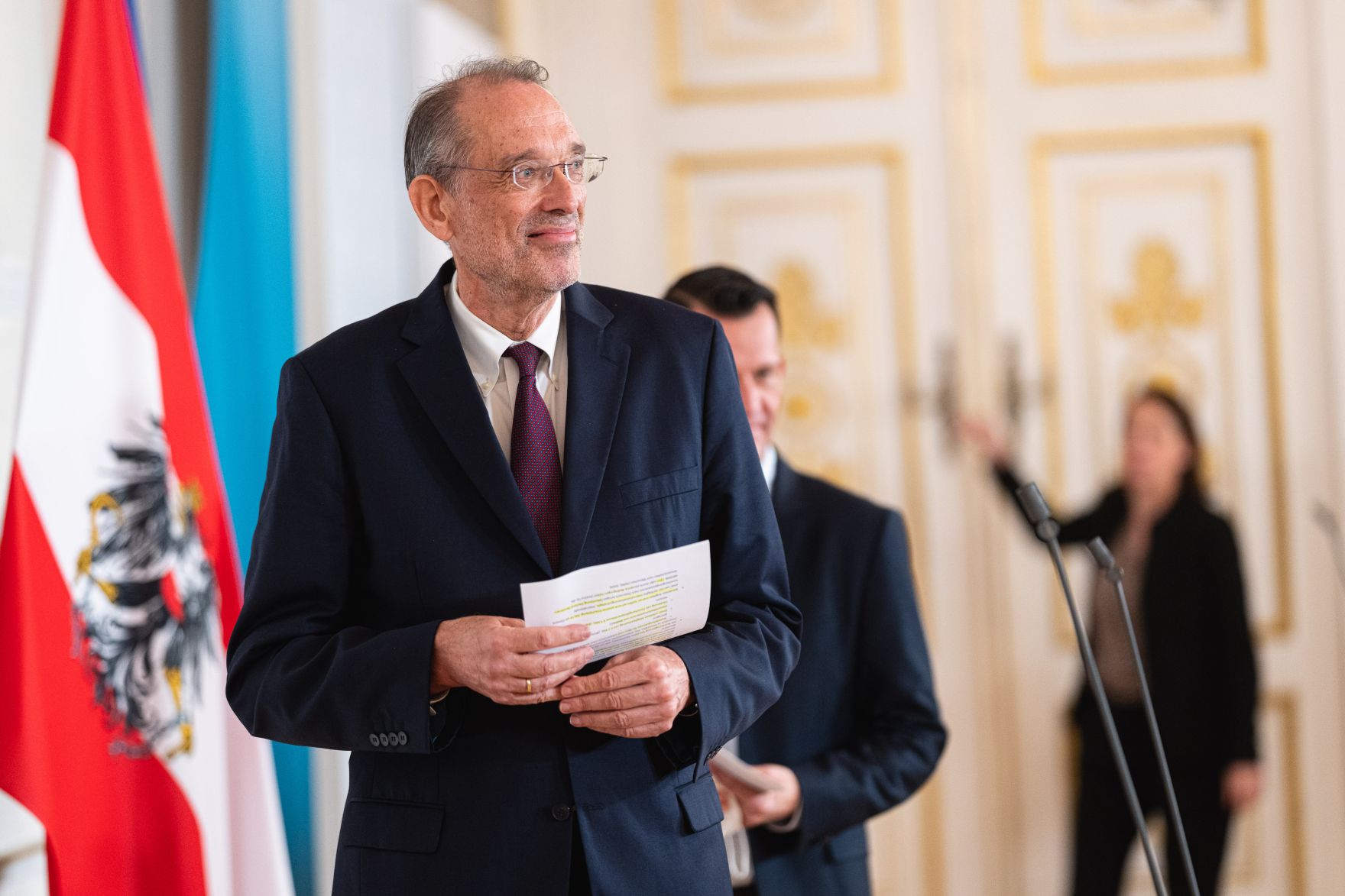 Am 03. November 2021 nahmen Bundesminister Wolfgang M&uuml;ckstein (r.) und Bundesminister Heinz Fa&szlig;mann (l.) am Doorstep vor dem Ministerrat teil.
