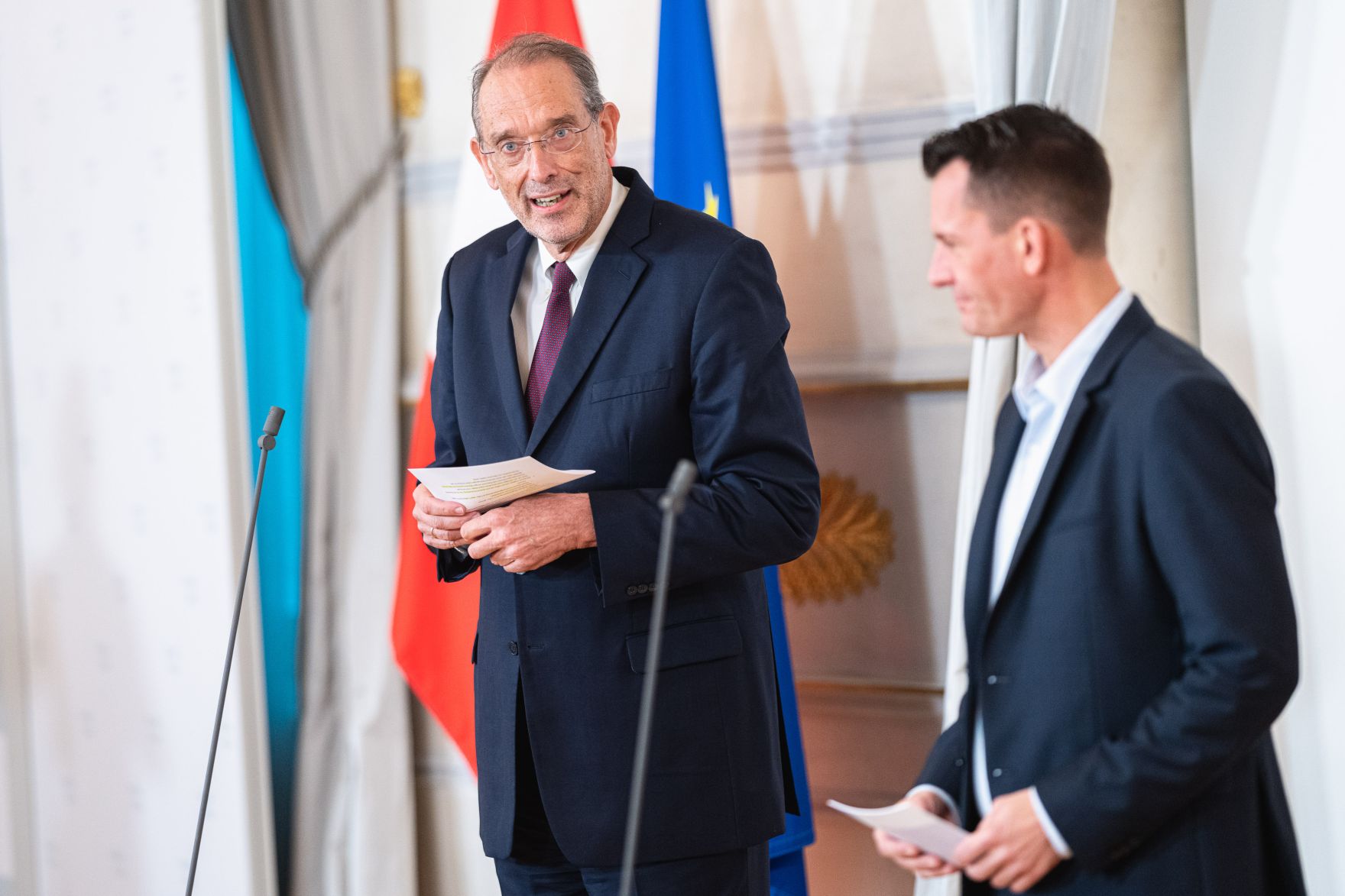 Am 03. November 2021 nahmen Bundesminister Wolfgang M&uuml;ckstein (r.) und Bundesminister Heinz Fa&szlig;mann (l.) am Doorstep vor dem Ministerrat teil.