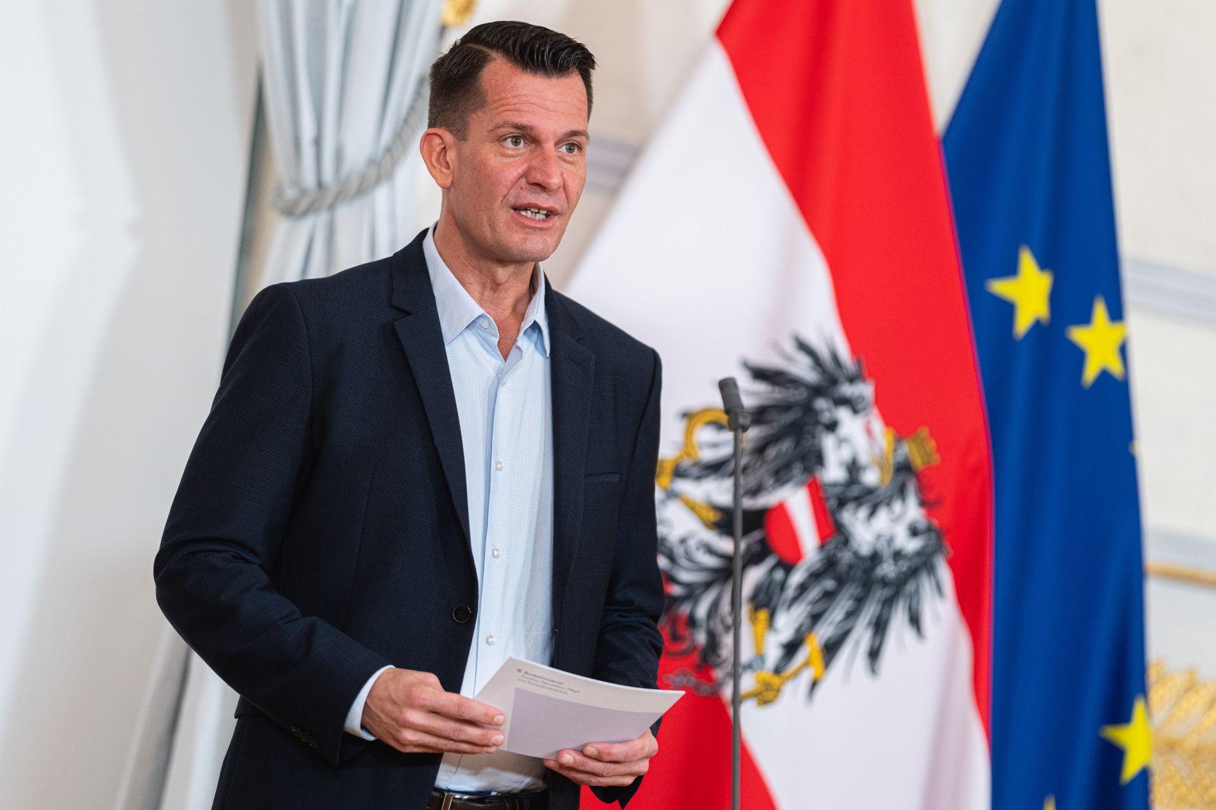 Am 03. November 2021 nahmen Bundesminister Wolfgang M&uuml;ckstein (im Bild) und Bundesminister Heinz Fa&szlig;mann am Doorstep vor dem Ministerrat teil.