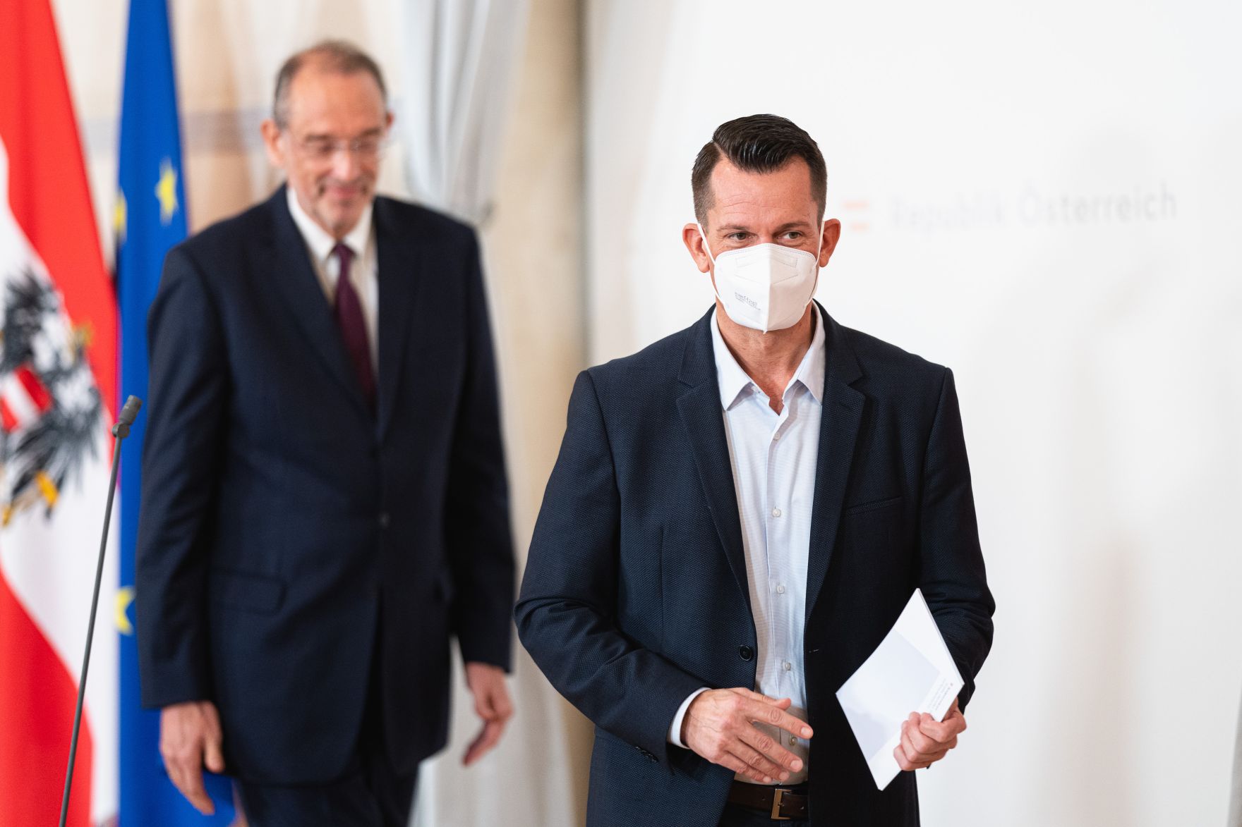 Am 03. November 2021 nahmen Bundesminister Wolfgang M&uuml;ckstein (r.) und Bundesminister Heinz Fa&szlig;mann (l.) am Doorstep vor dem Ministerrat teil.