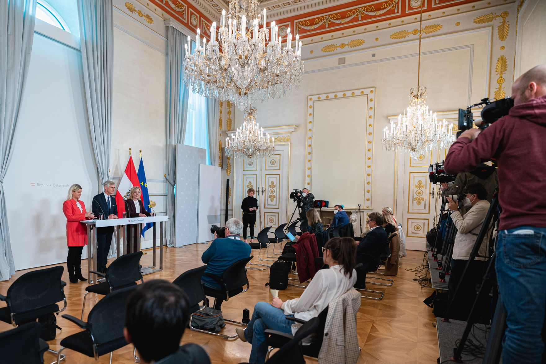 Am 03. November 2021 nahmen Bundesministerin Klaudia Tanner (l.), Bundesminister Michael Linhart (m.) und Bundesministerin Leonore Gewessler (r.) am Pressefoyer nach dem Ministerrat teil.
