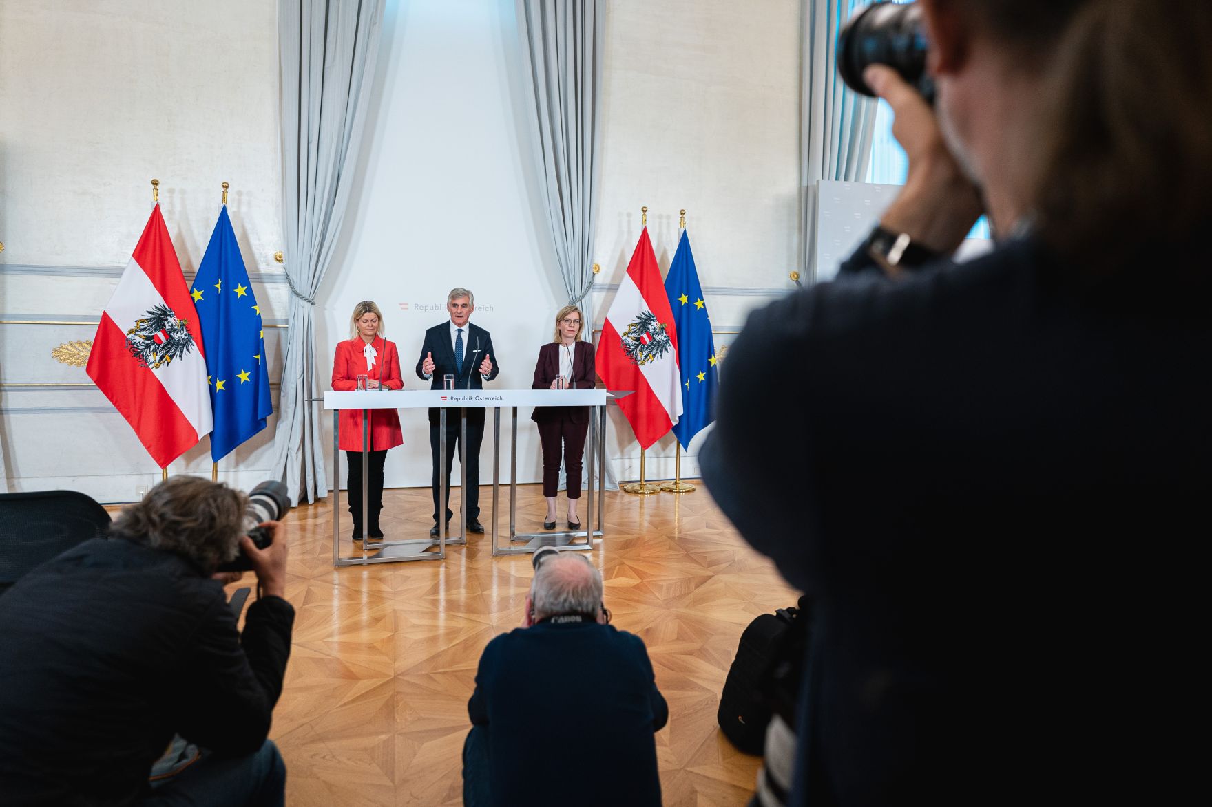Am 03. November 2021 nahmen Bundesministerin Klaudia Tanner (l.), Bundesminister Michael Linhart (m.) und Bundesministerin Leonore Gewessler (r.) am Pressefoyer nach dem Ministerrat teil.