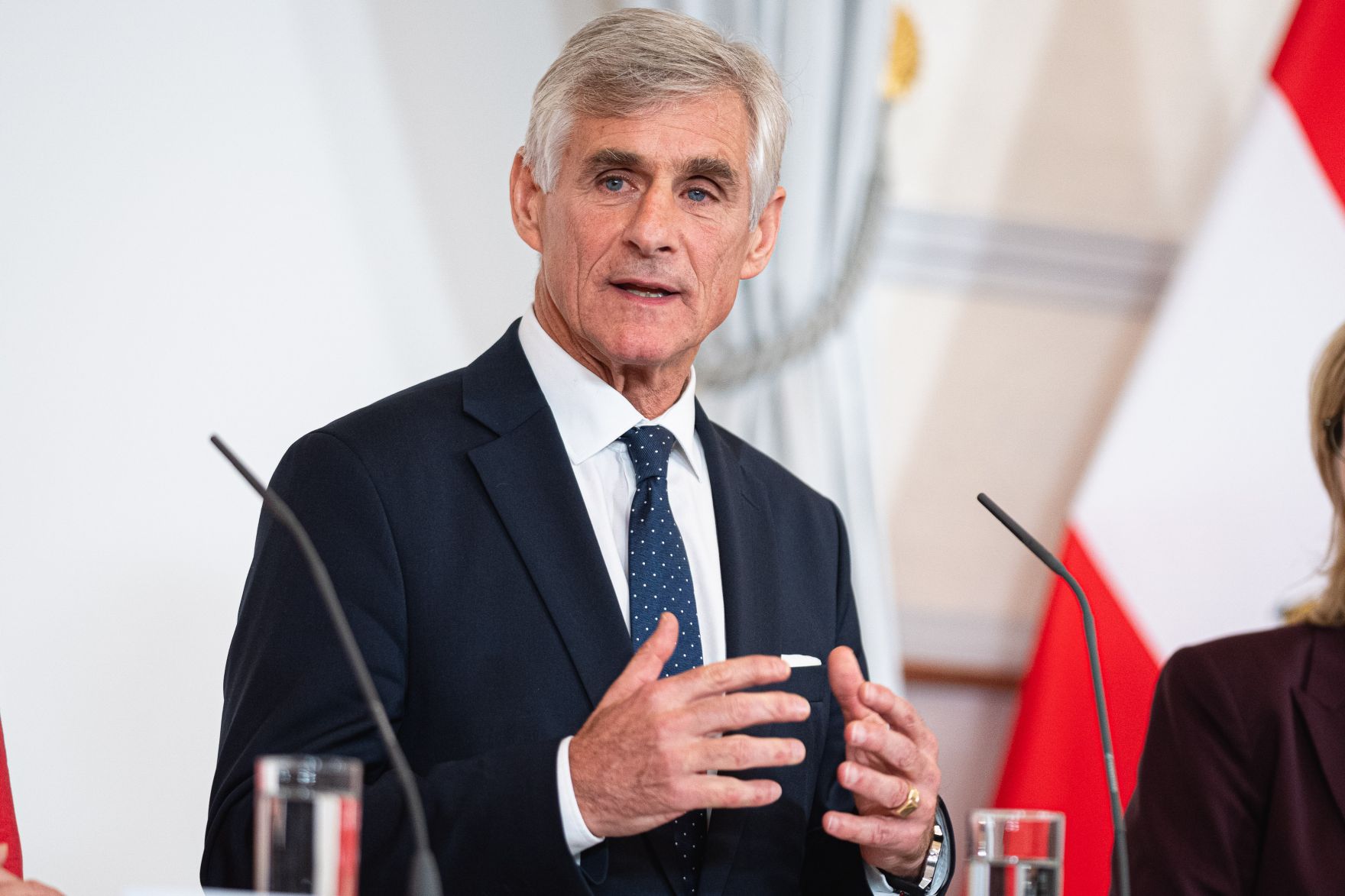 Am 03. November 2021 nahmen Bundesministerin Klaudia Tanner, Bundesminister Michael Linhart (im Bild) und Bundesministerin Leonore Gewessler am Pressefoyer nach dem Ministerrat teil.