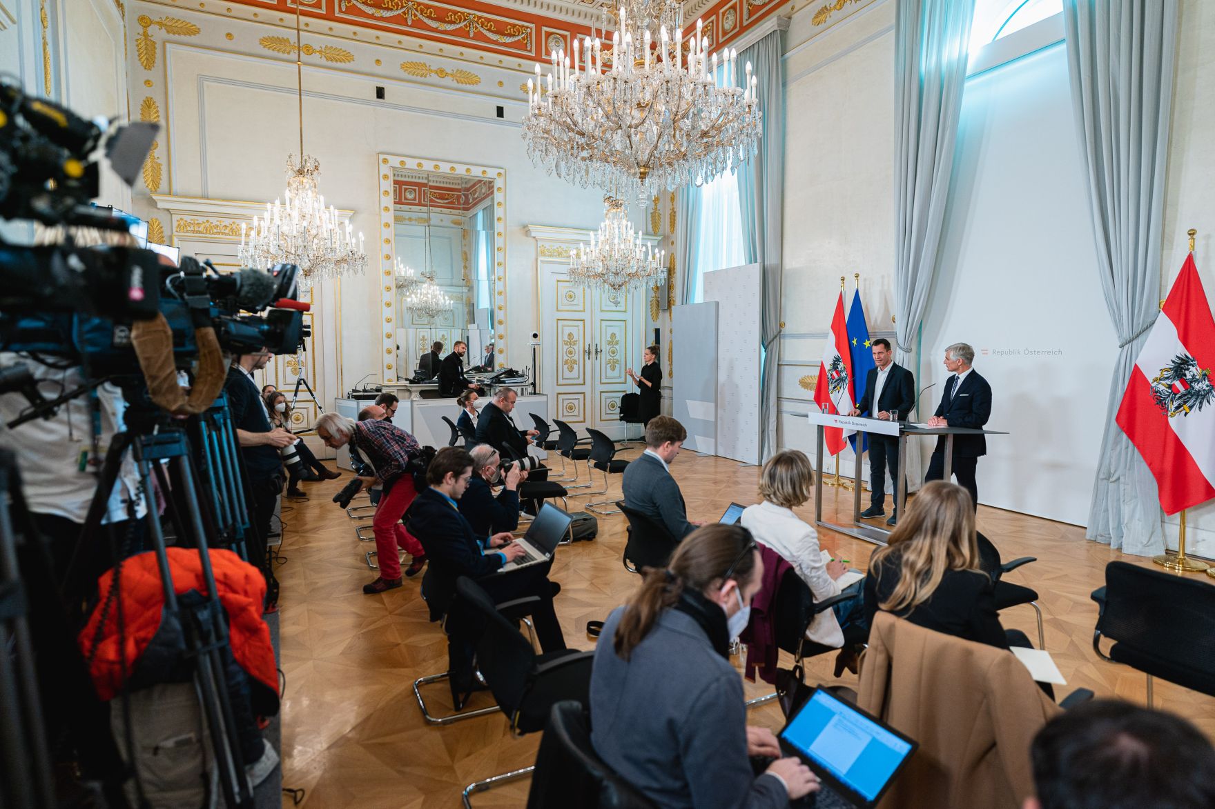 Am 10. November 2021 nahmen Bundesminister Wolfgang M&uuml;ckstein (l.) und Bundesminister Michael Linhart (r.) am Pressefoyer nach dem Ministerrat teil.