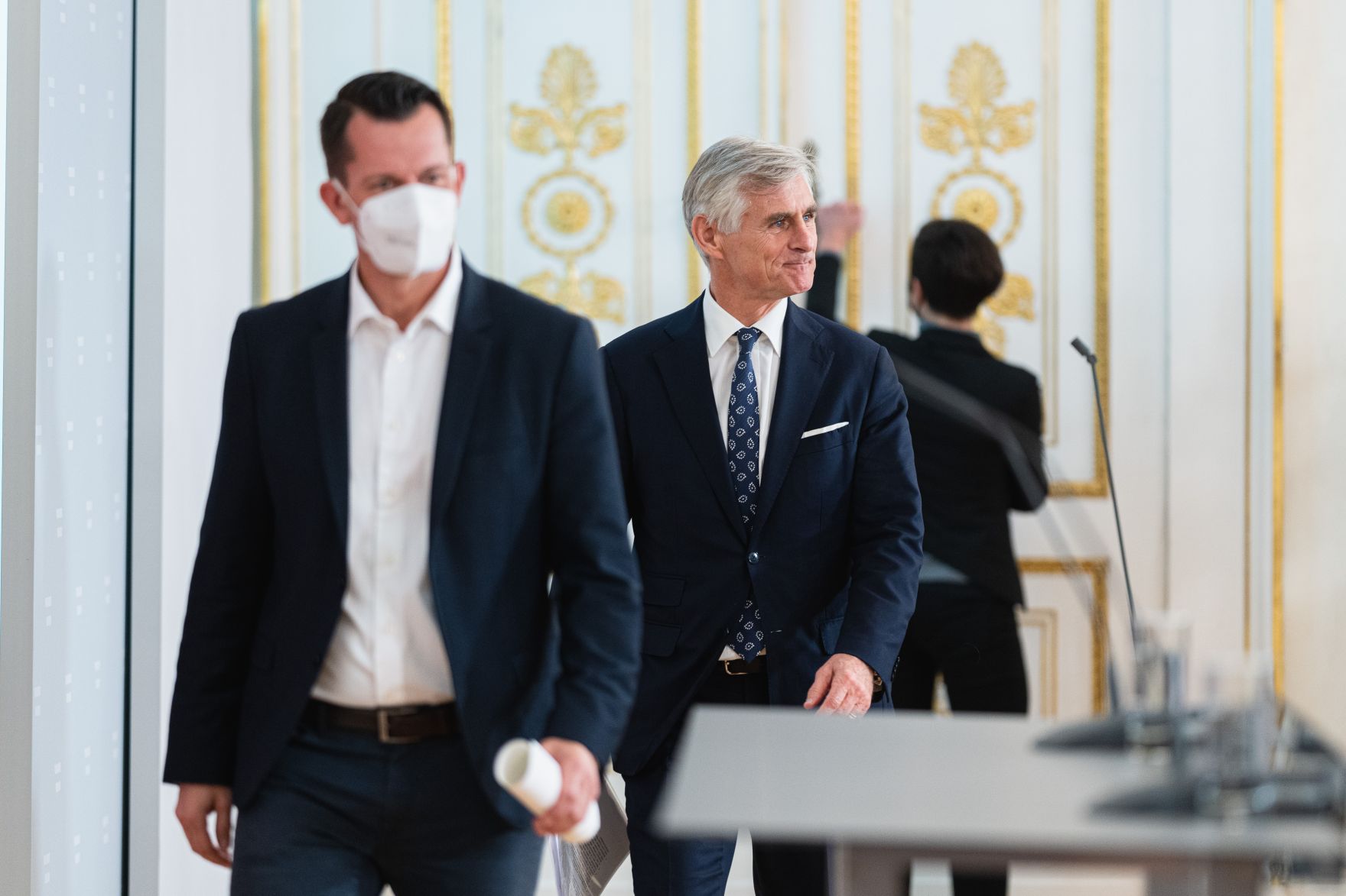 Am 10. November 2021 nahmen Bundesminister Wolfgang M&uuml;ckstein (l.) und Bundesminister Michael Linhart (r.) am Pressefoyer nach dem Ministerrat teil.