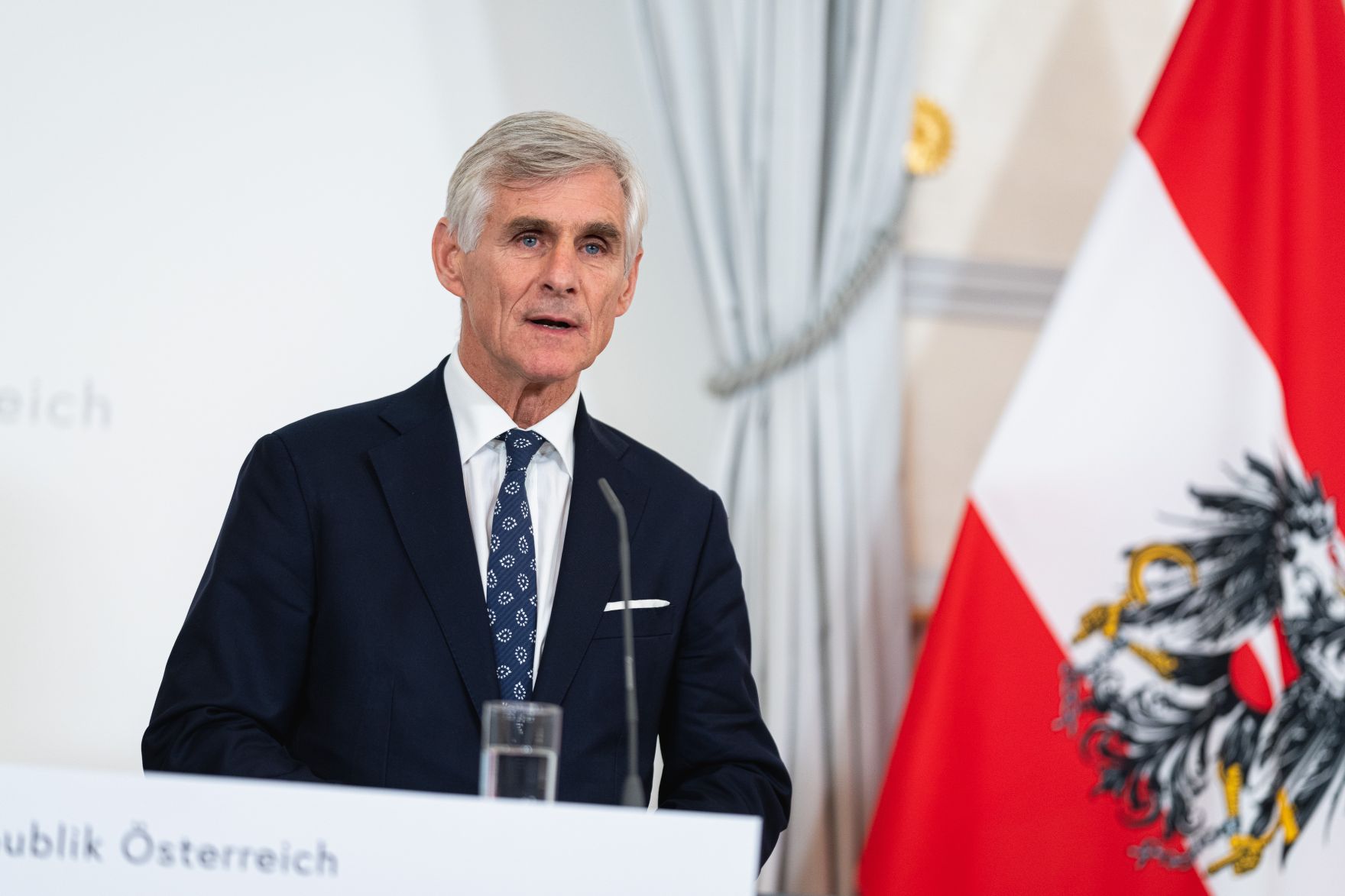 Am 10. November 2021 nahmen Bundesminister Wolfgang M&uuml;ckstein und Bundesminister Michael Linhart (im Bild) am Pressefoyer nach dem Ministerrat teil.