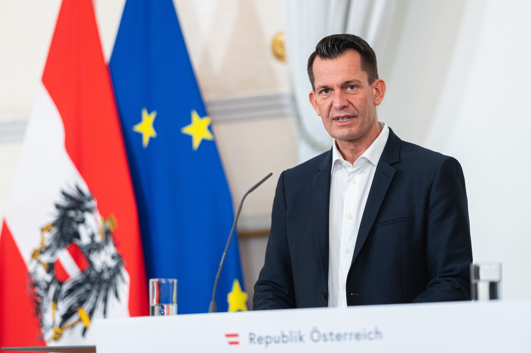 Am 10. November 2021 nahmen Bundesminister Wolfgang M&uuml;ckstein (im Bild) und Bundesminister Michael Linhart am Pressefoyer nach dem Ministerrat teil.