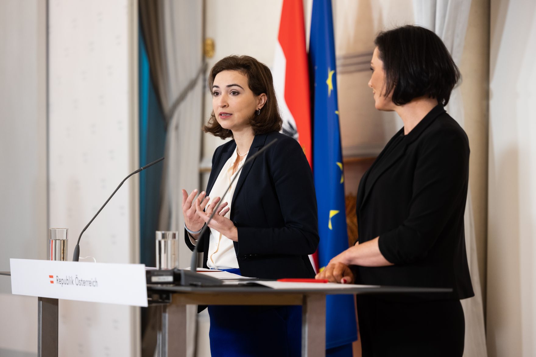 Im Bild Bundesministerin Elisabeth K&ouml;stinger (r.) und Bundesministerin Alma Zadic (l.) nach dem Ministerrat am 17. November 2021