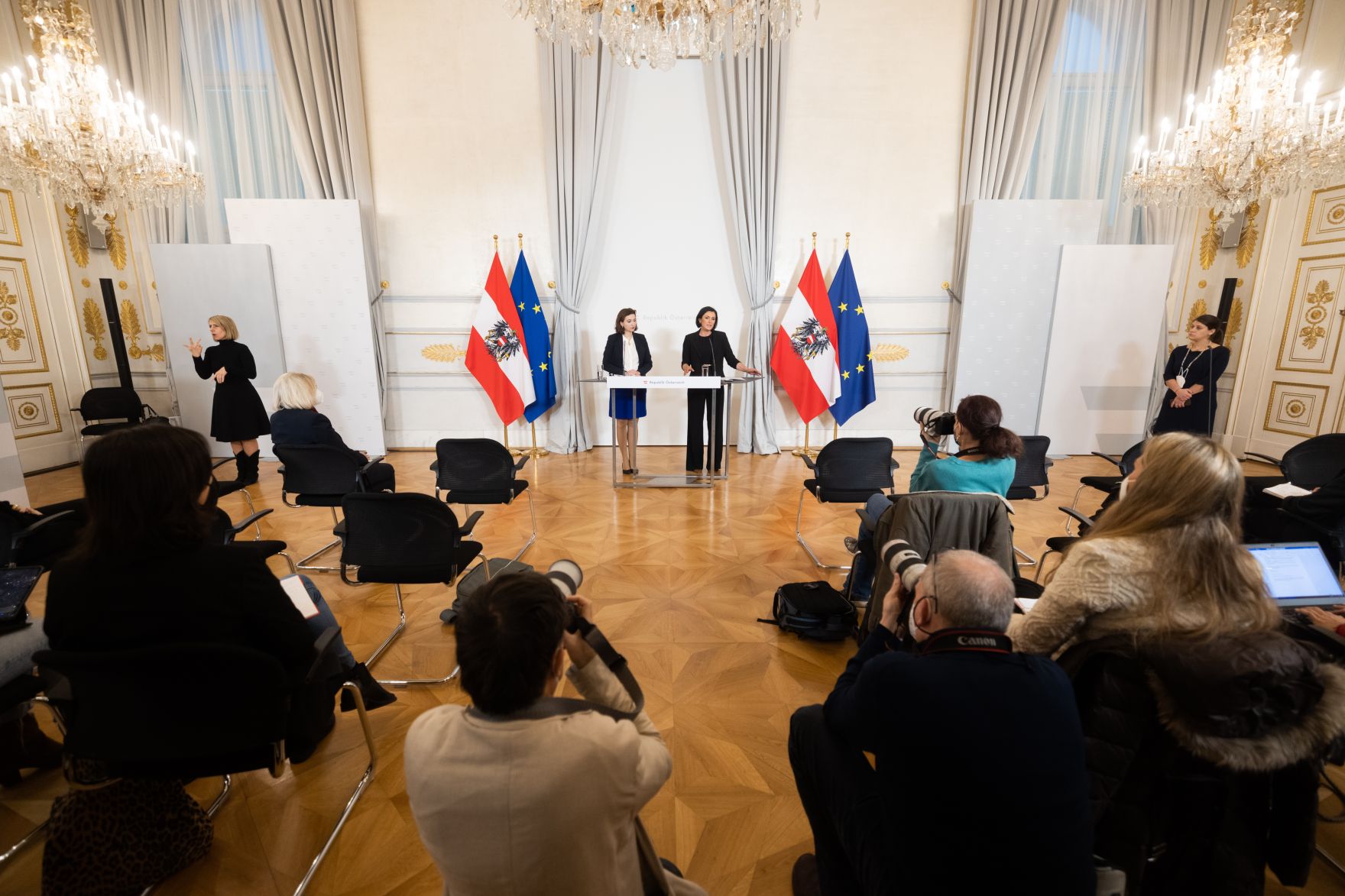 Im Bild Bundesministerin Elisabeth K&ouml;stinger und Bundesministerin Alma Zadic nach dem Ministerrat am 17. November 2021
