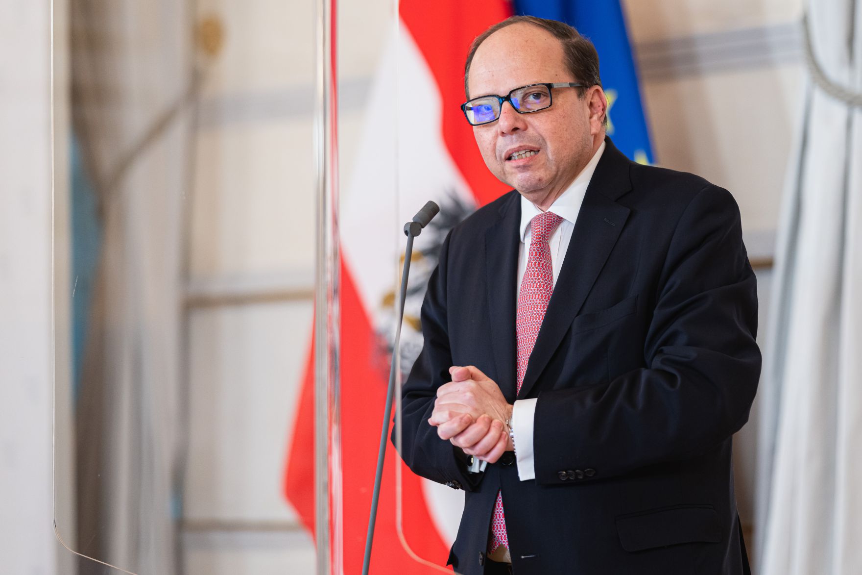 Am 3. Dezember 2021 fand ein Doorstep im Zuge der Gespr&auml;chsrunden zum Thema Impfpflicht statt. Im Bild &Auml;rztekammerpr&auml;sident Thomas Szekeres.